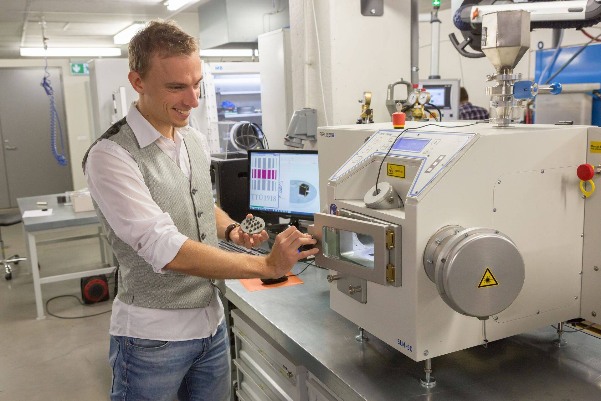 Nooremteadur Marek Jõeleht ja 3D-metalliprinter.