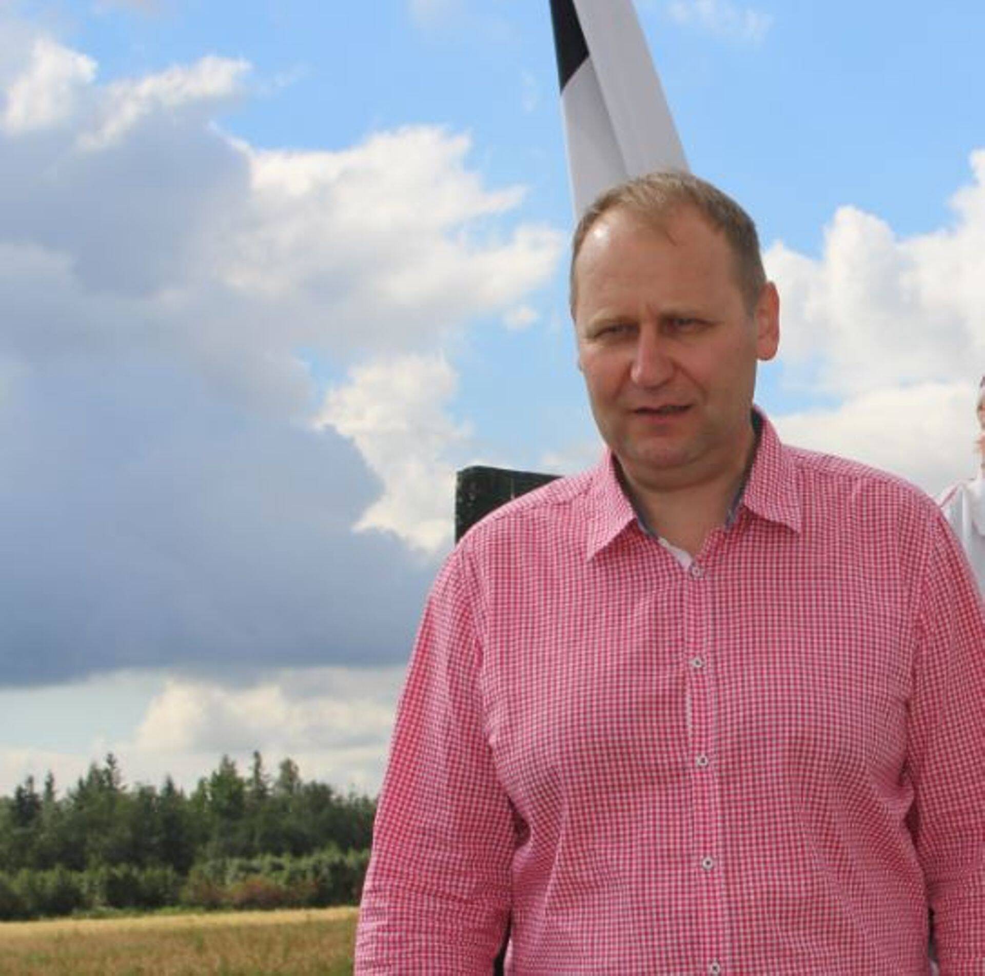 Urmas Kruuse esitas eile Riigikogus maaeluminister Mart Järvikule arupärimise, kus küsis, miks põllumajandus ei kuulu tööjõupuuduse mõttes prioriteetsete valdkondade hulka.
