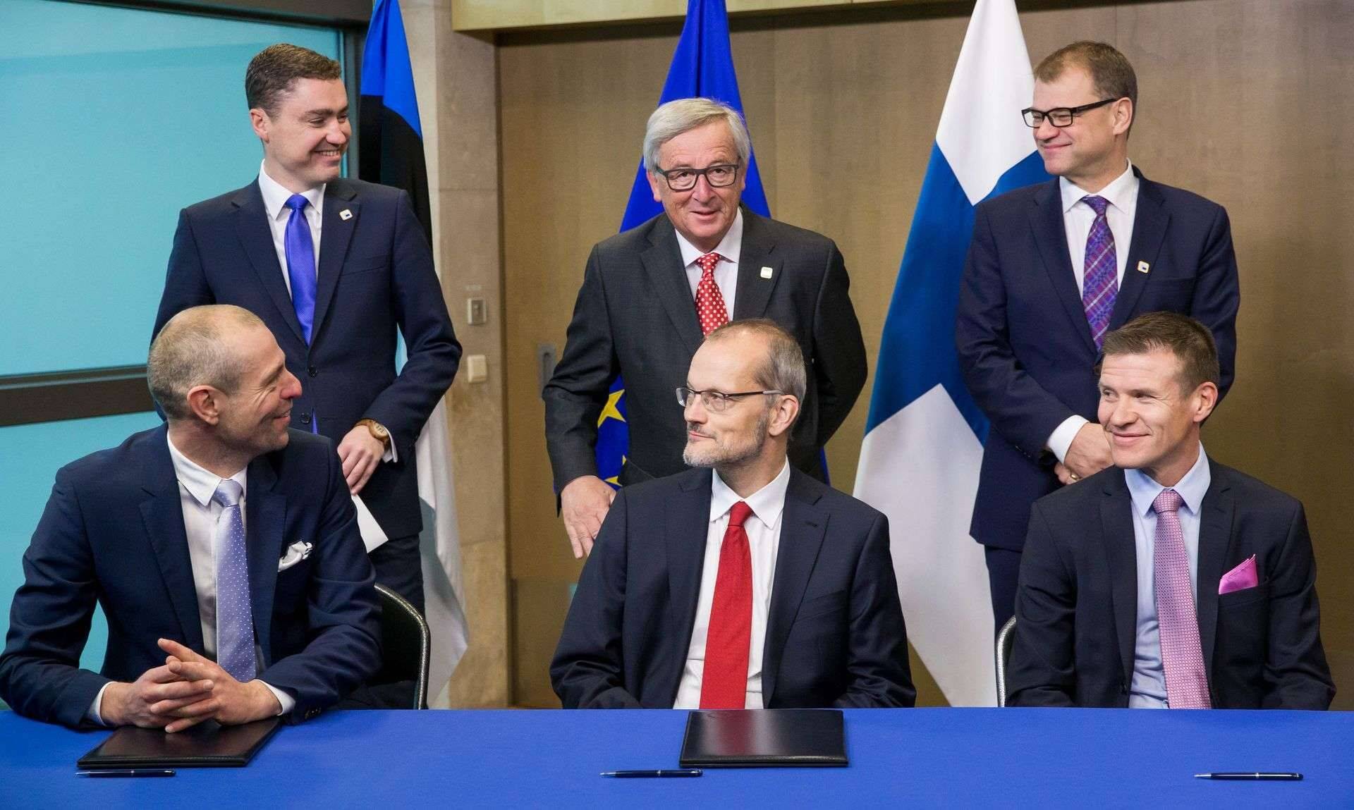 21. oktoobril 2016 sai Balticconnector tähtsad allkirjad. Foto jaoks poseerivad Euroopa Komisjoni president Jean-Claude Juncker (keskel ülal), Eesti peaminister Taavi Rõivas, Soome peaminister Juha Sipilä. Istuvad Eleringi juht Taavi Veskimägi, Euroopa Komisjoni innovatsiooni ja võrkude rakendusameti direktor Dirk Beckers ja Baltic Connector OÜ juht Herko Plit.