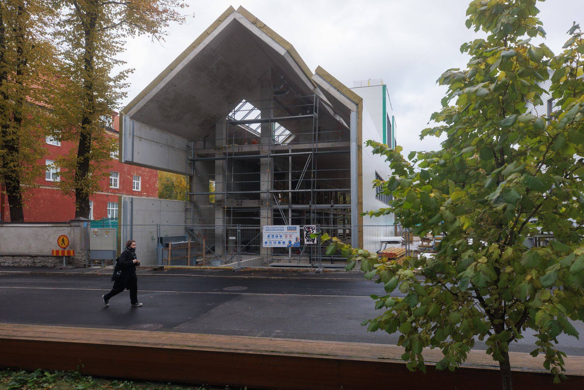 Saneerimisele läinud Eviko ehitab praegu ka Eesti Kunstiakadeemiale niiinimetatud laborite maja. Varem on Kunstiakadeemia meedias avaldanud lootust, et hoone saab sügiseks valmis ja oktoobris saab seal loominguga tegeleda. Foto on tehtud sel kolmapäeval.