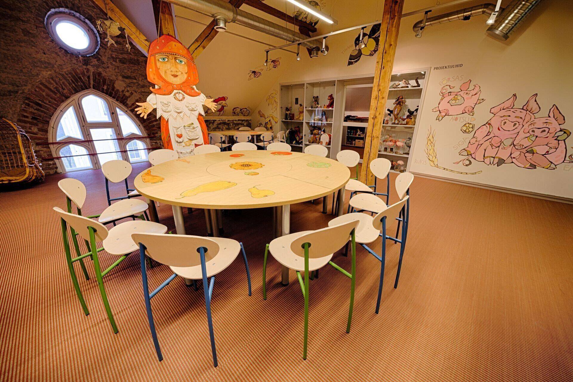 Keskuse muinasjutuline pööningusaal on sobilik aga väiksemate ürituste korraldamiseks, mahutades kuni 35 inimest.