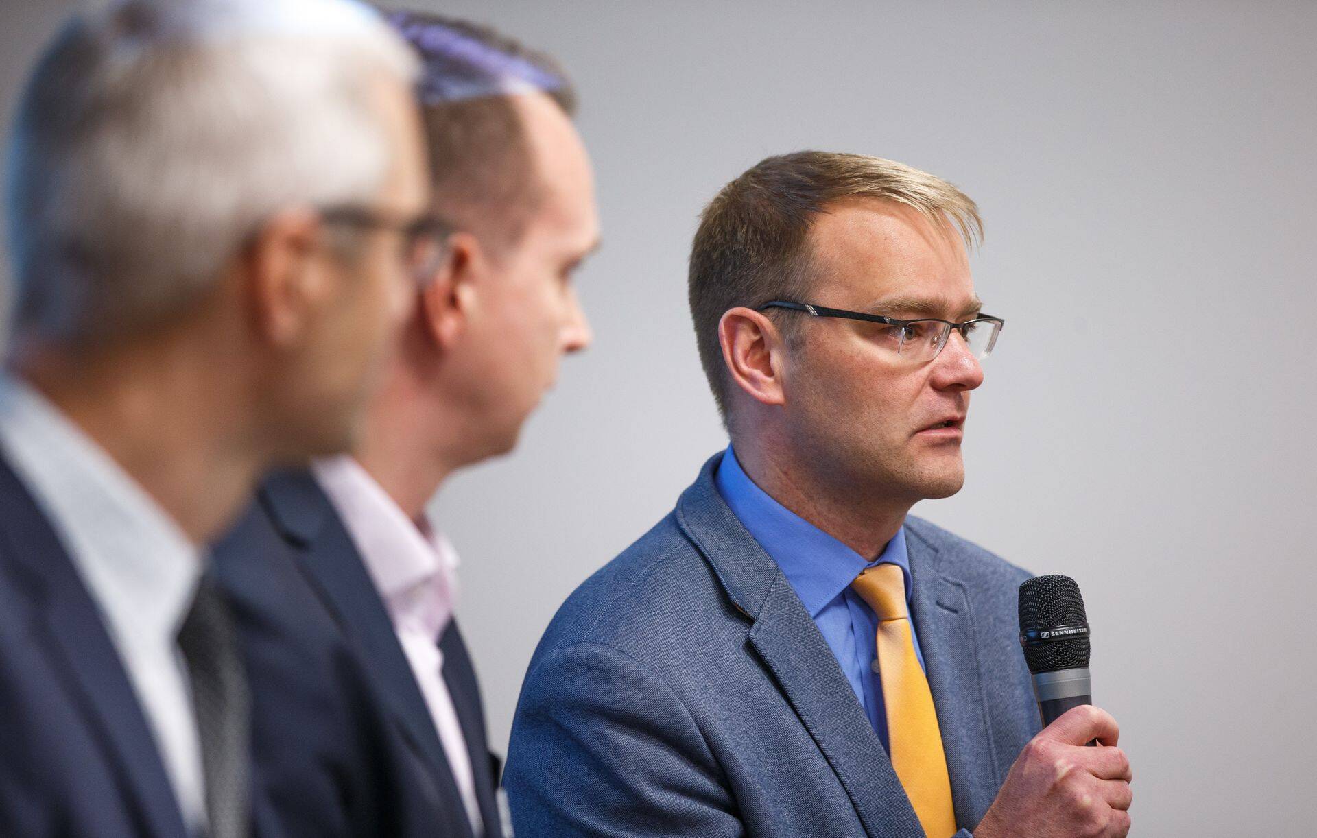Eesti Haigekassa ravimite ja meditsiiniseadmete osakonna juhataja Erki Laidmäe (paremal).