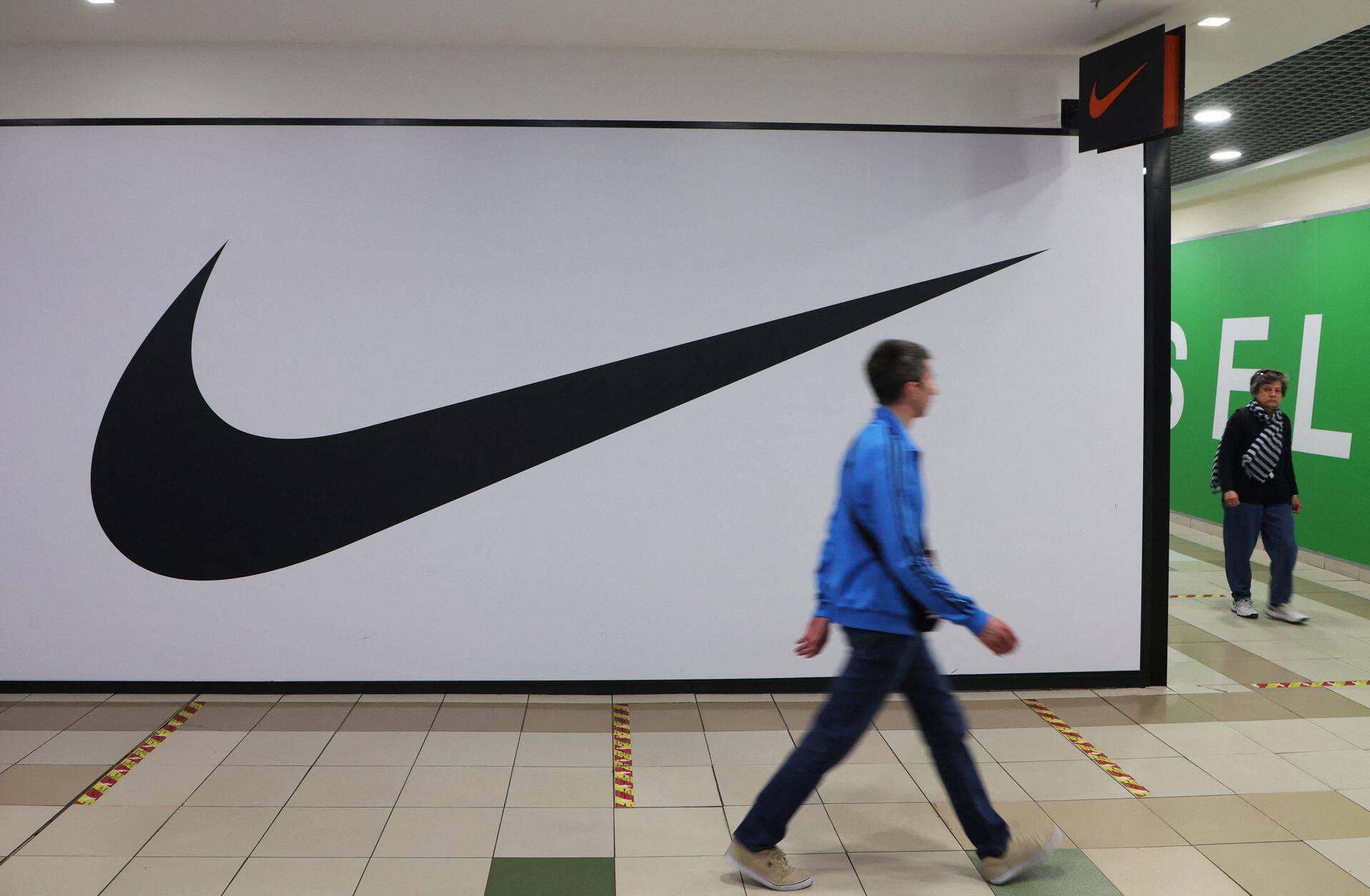 Nike'i suletud kaupus Peterburis.