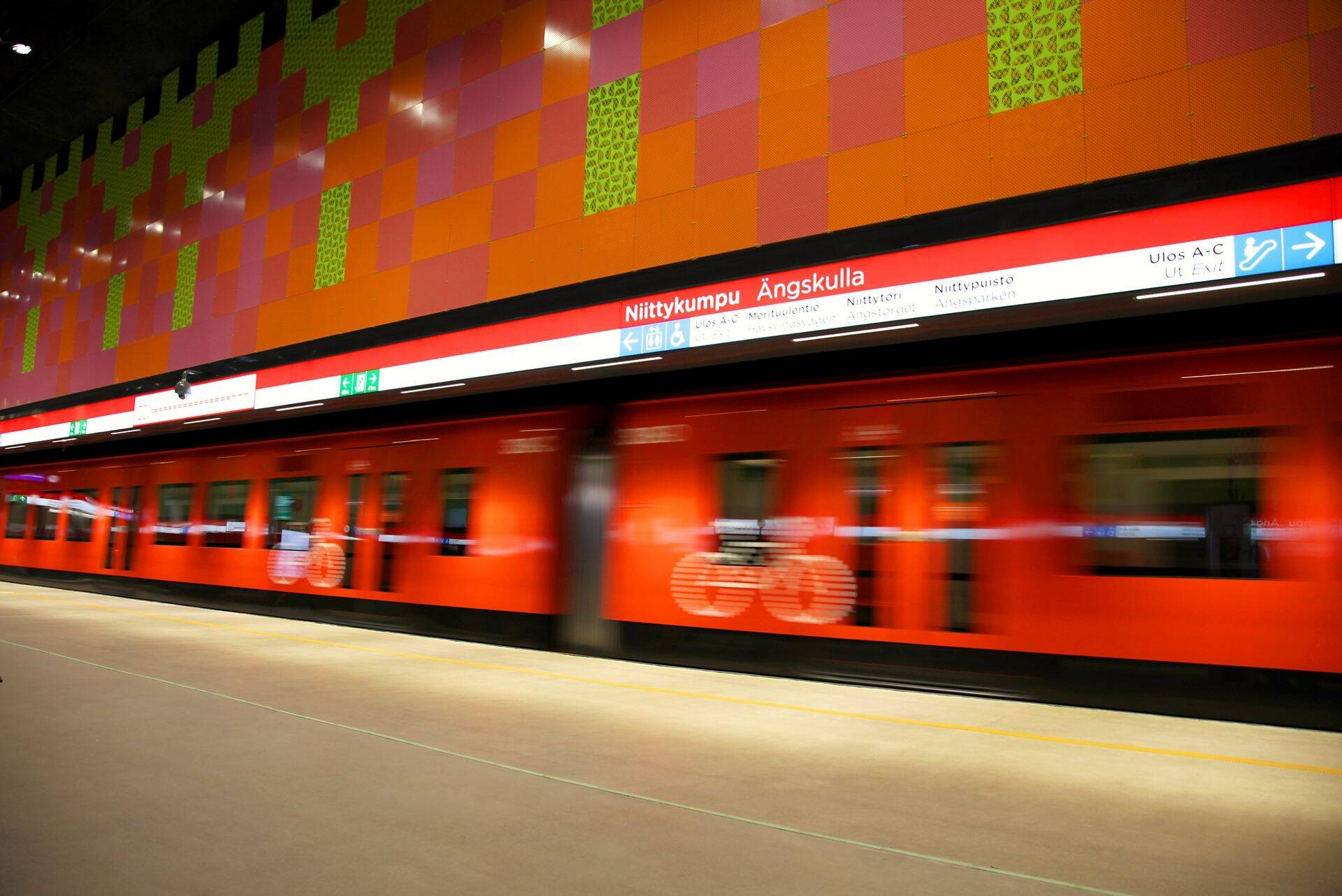 Algselt hõbedaseks plaanitud metroo sai hiljem juurde erksaid toone.