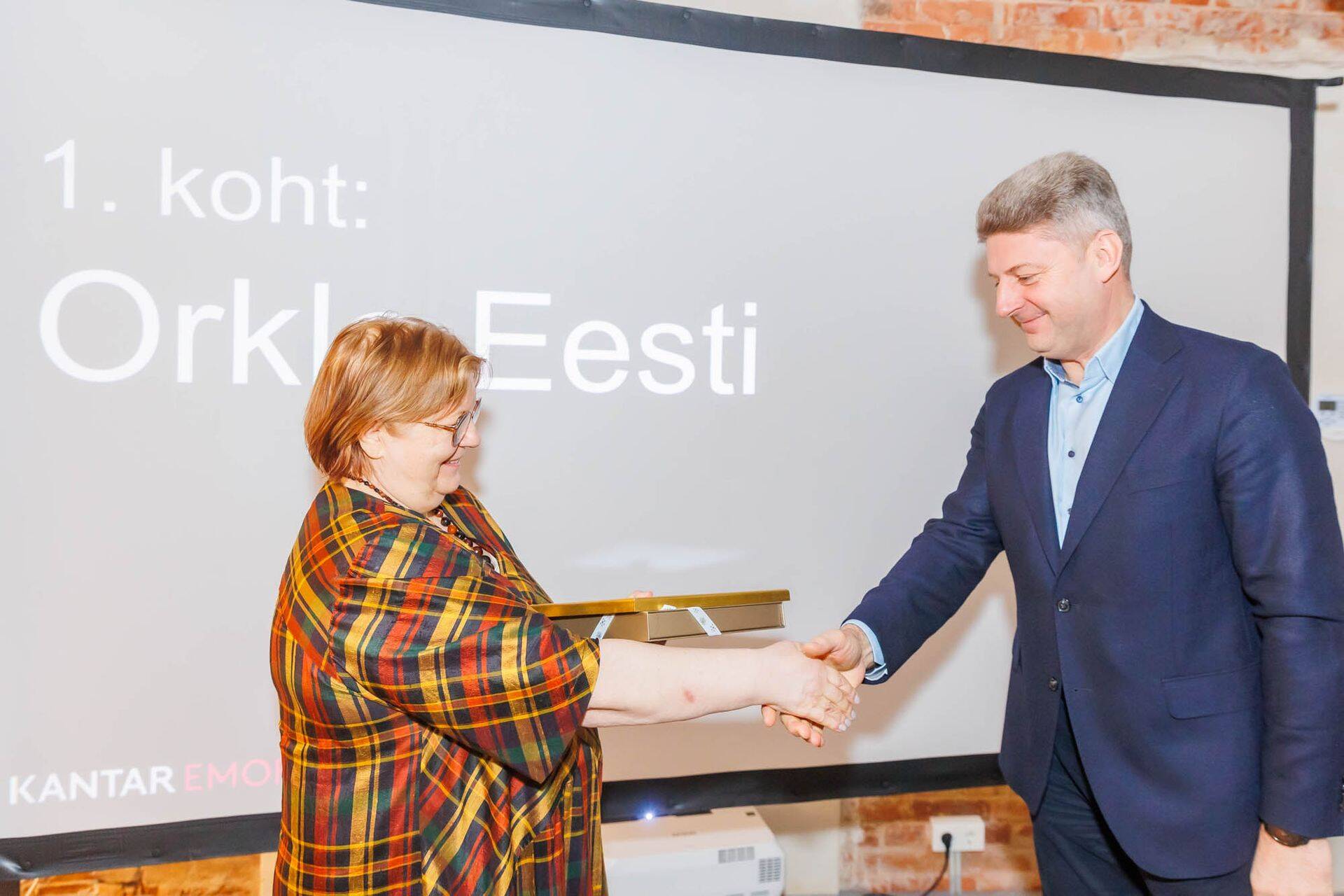 Kantar Emori juhataja Karin Niinas andmas tunnustust üle Orkla Eesti juhile Kaido Kaarele.