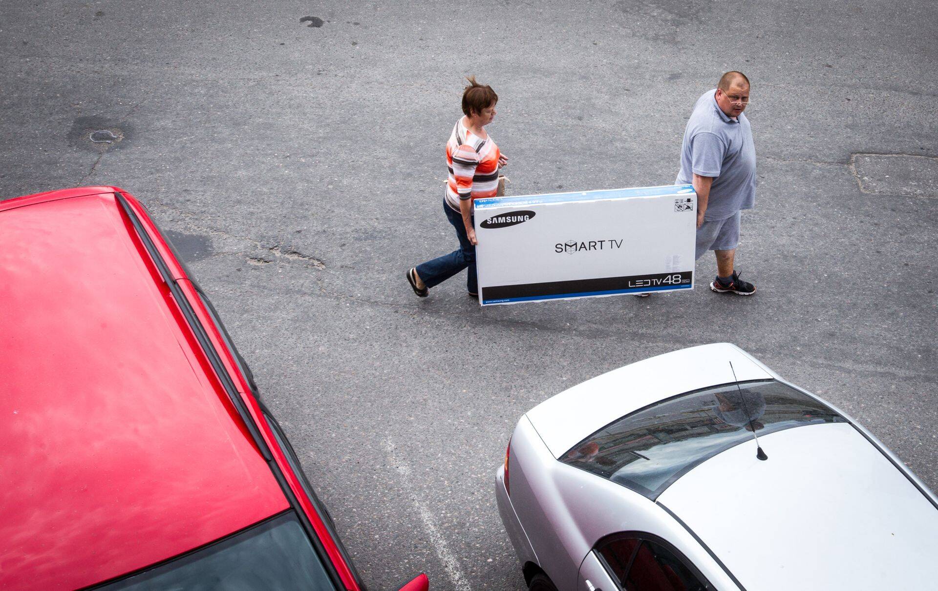 Kliendid lahkuvad 1a.ee internetipoe kontorist ostetud Samsungi LED teleriga.