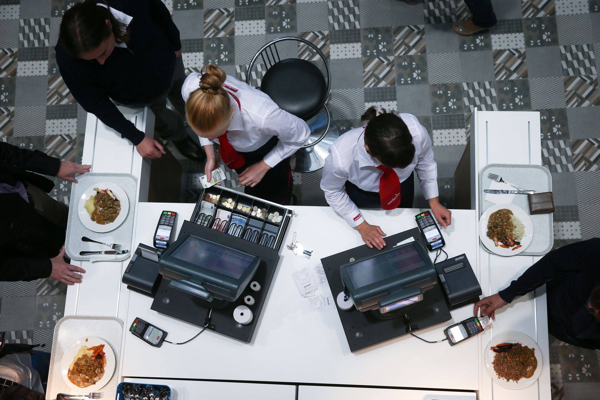 Kaubandus- ja teenindusettevõtete juhid peavad olema mõistvamad ning austama rohkem teenindajate tööd, et hoida nende motivatsiooni kõrgemal.