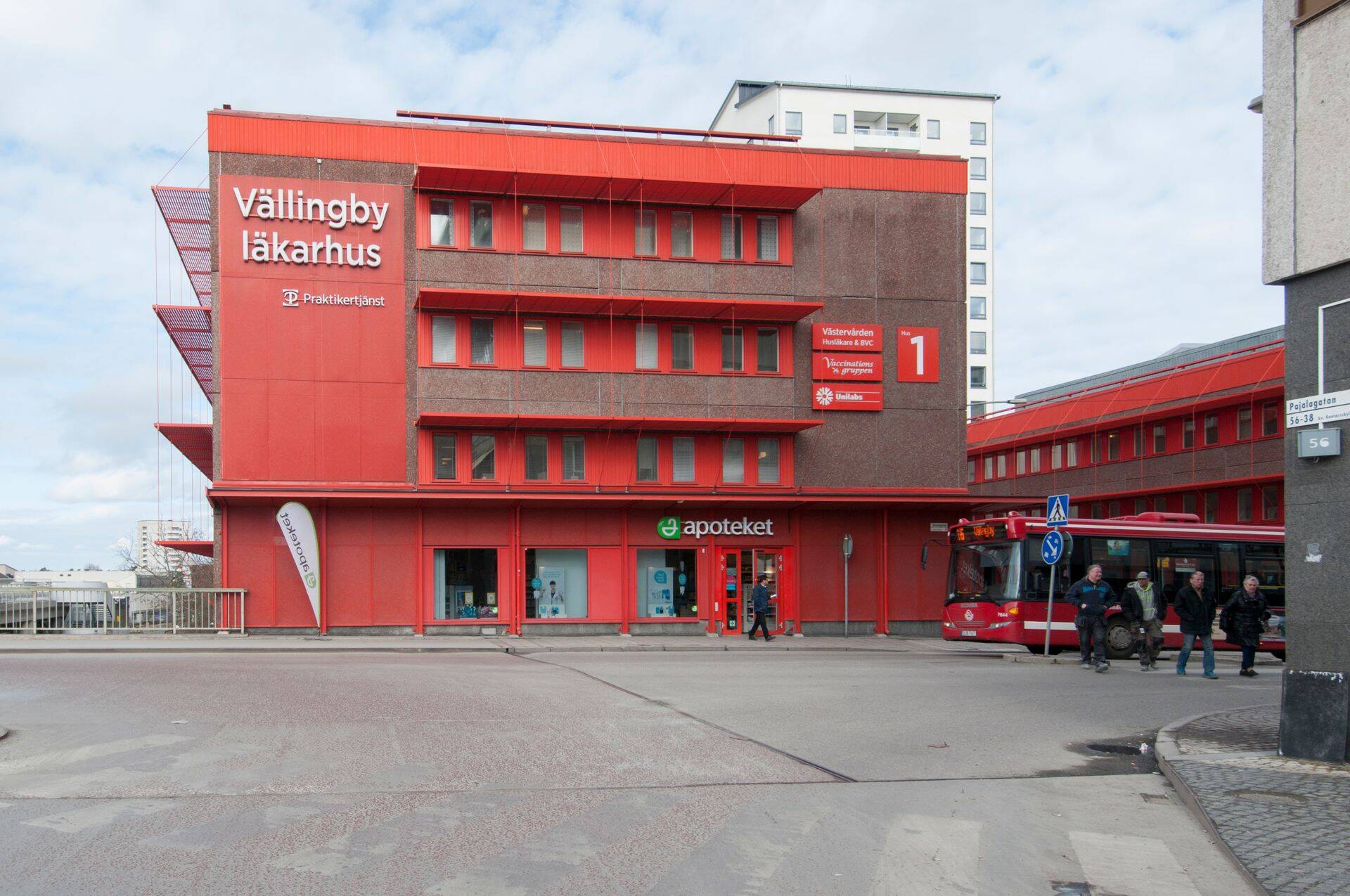 2,4 miljardi Rootsi kroonise Hemfosa Fastigheteri ülevõtmisega 2019. aastal SBB portfelli tulnud Vällingby polikliiniku hoone.