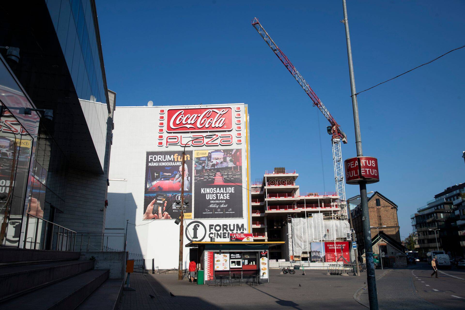Чтобы продать Coca-Cola Plaza, кинотеатр был отделен от компании-владельца. Таким образом оборот стал настолько мал, что сделка перестала попадать под надзор Департамента конкуренции.