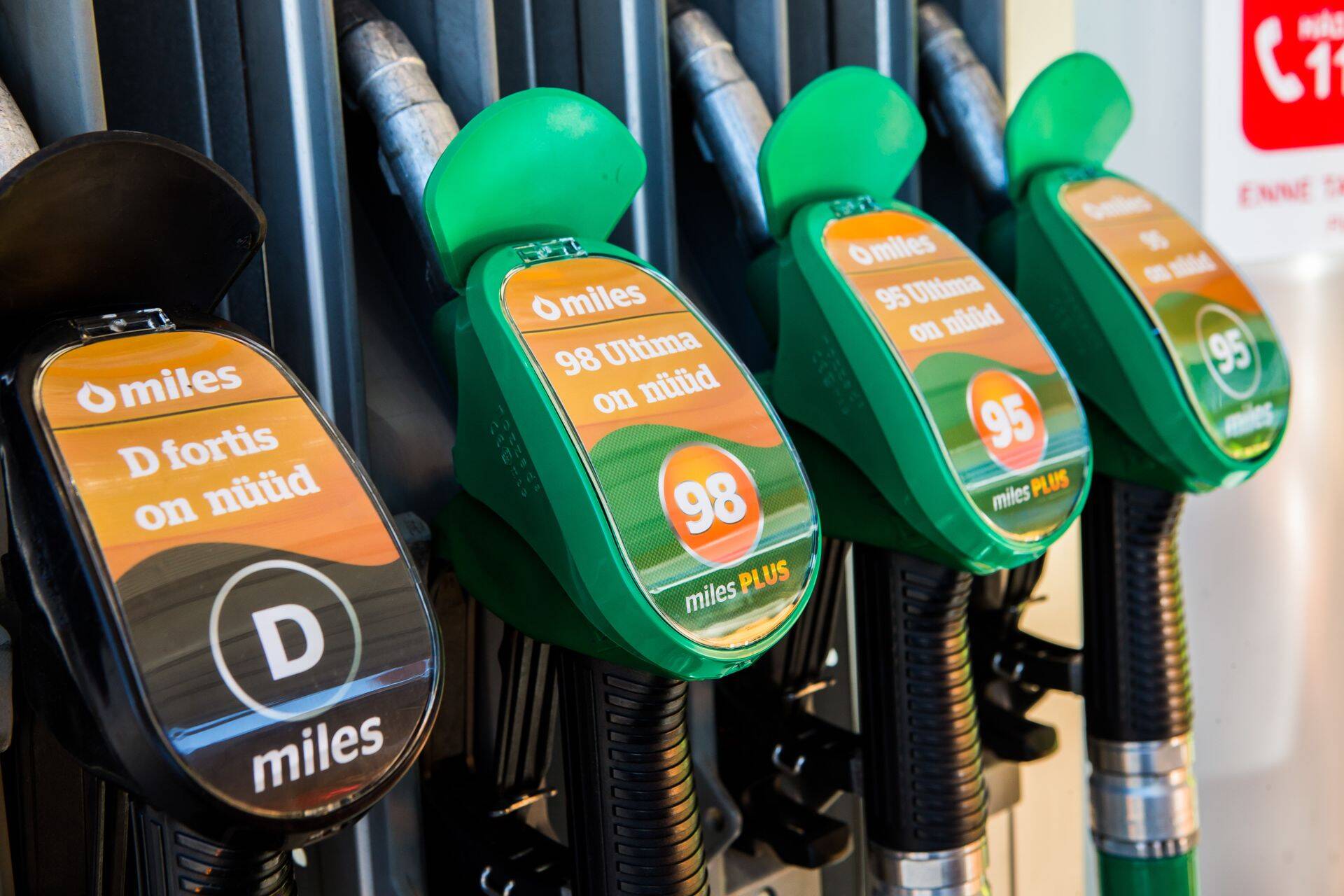 Доля топлива в цене на заправках составляет лишь 1/3. Это основная причина, почему падение цены на нефть или ослабление доллара США не оказывают ожидаемого влияния на заправочные цены.