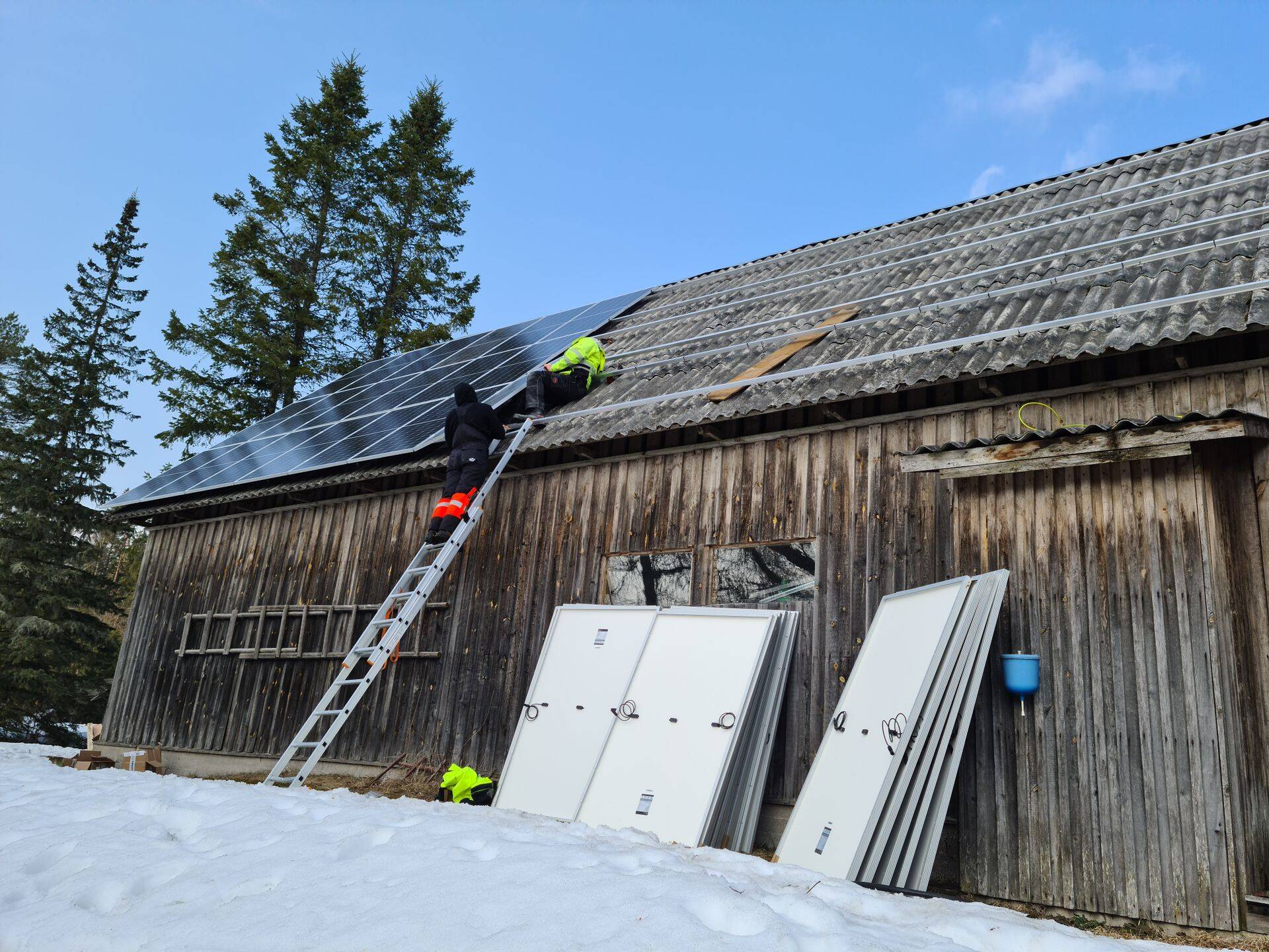 Päikesepaneelide paigaldus Mälutalus.