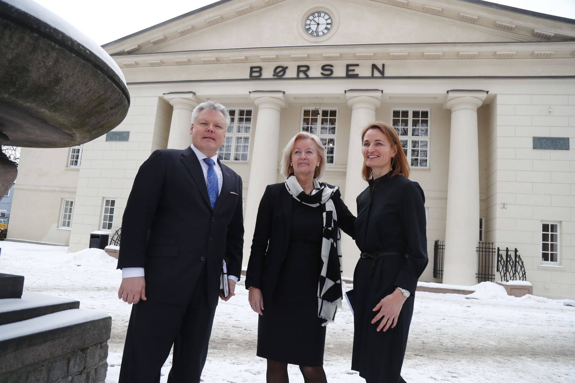 Nasdaq Nordicsi juht Lauri Rosendahl (vasakul), Oslo Börsi juht Bente A. Landsnes (keskel) ja Oslo Börsi nõukogu juht Catharina E. Hellerud (paremal) seisavad Oslo börsihoone ees 30. jaanuaril 2019. aastal.