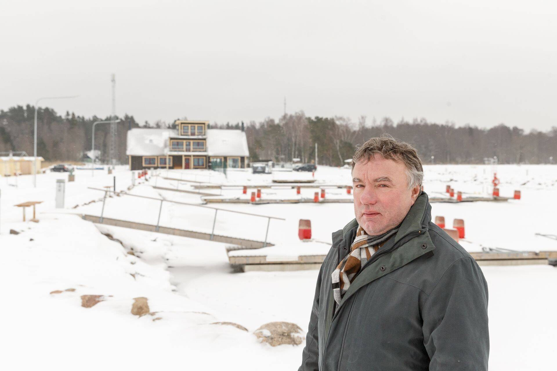 MTÜ Võsu Sadam juhatuse liikme Urmas Osila sõnul Võsu sadama ümber enam mingit uurimist ei käi ja sadama ehitusel toimingupiirangut ei rikutud.