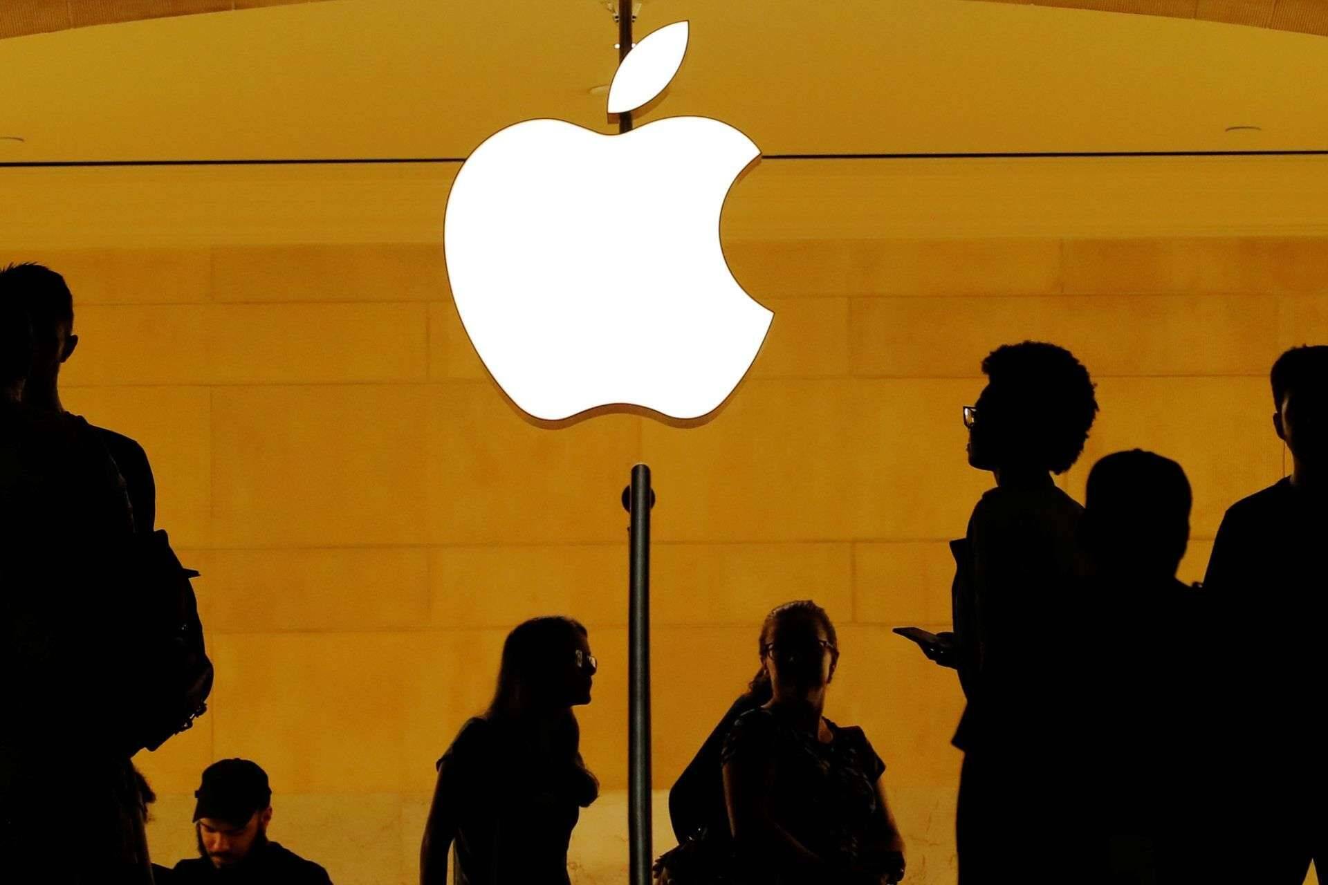 Apple'i logo New Yorgi poe juures.