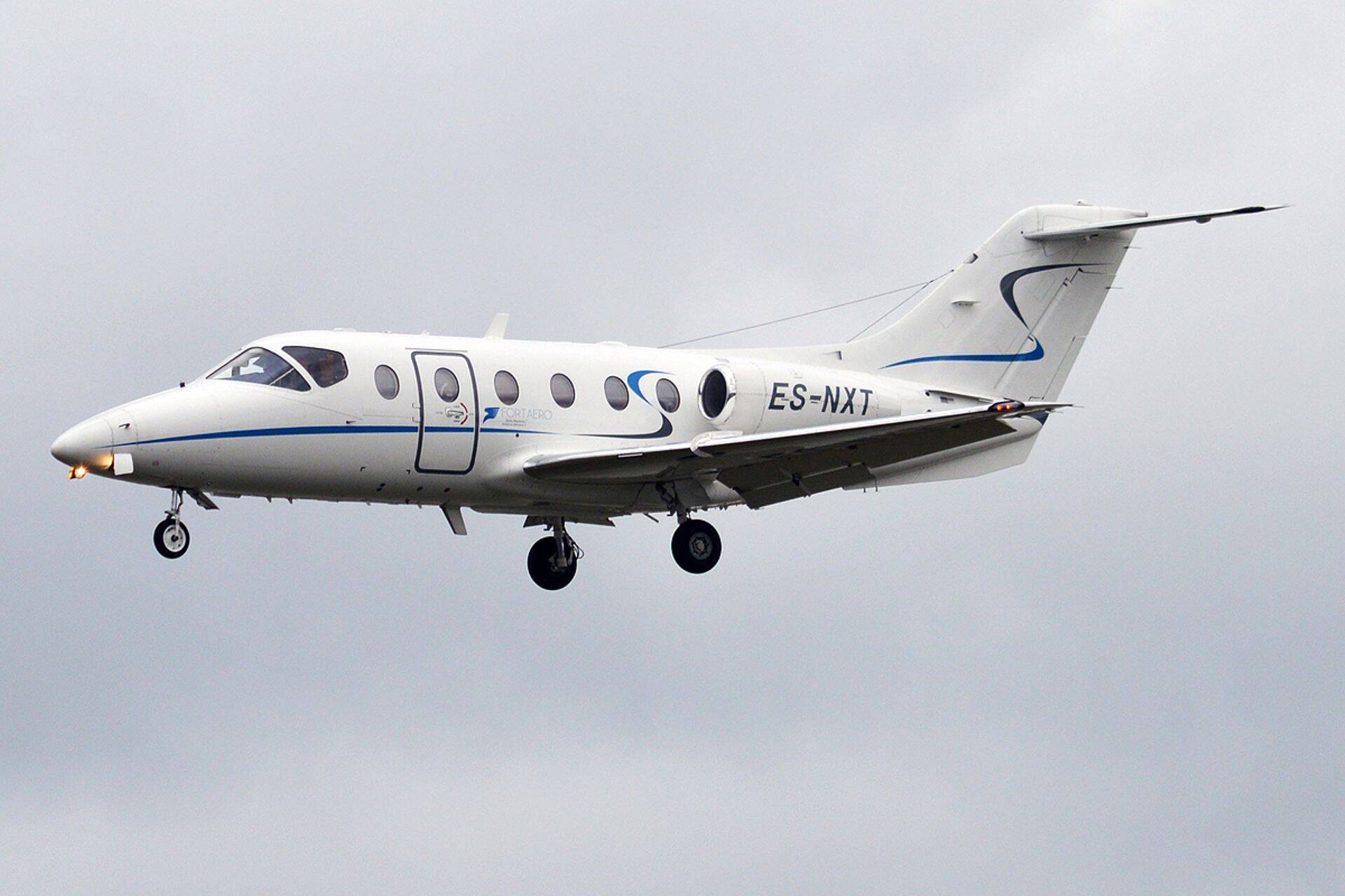 Lennuki ES-NXT Beechjet 400A RK-268 omanik on praegu Essence Energy Limited, kuid veel hiljuti viisid niidid selle lennuki omaniku juurest Vladimir Putini lähikonnani.