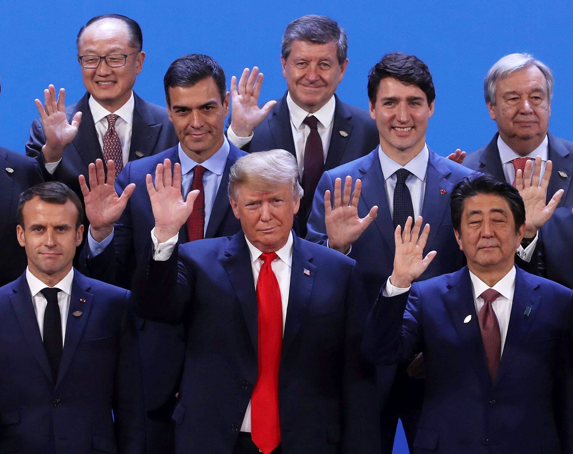 Donald Trump (keskel) koos teiste presidentidega G20 tippkohtumisel. EPA-EFE/BALLESTEROS
