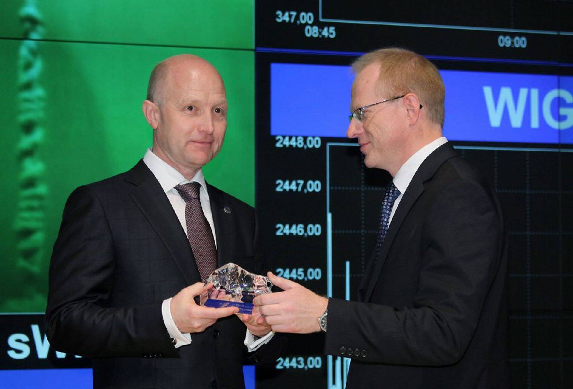 Poola kindlustusseltsi PZU juht Andrzej Klesyk vasakul.