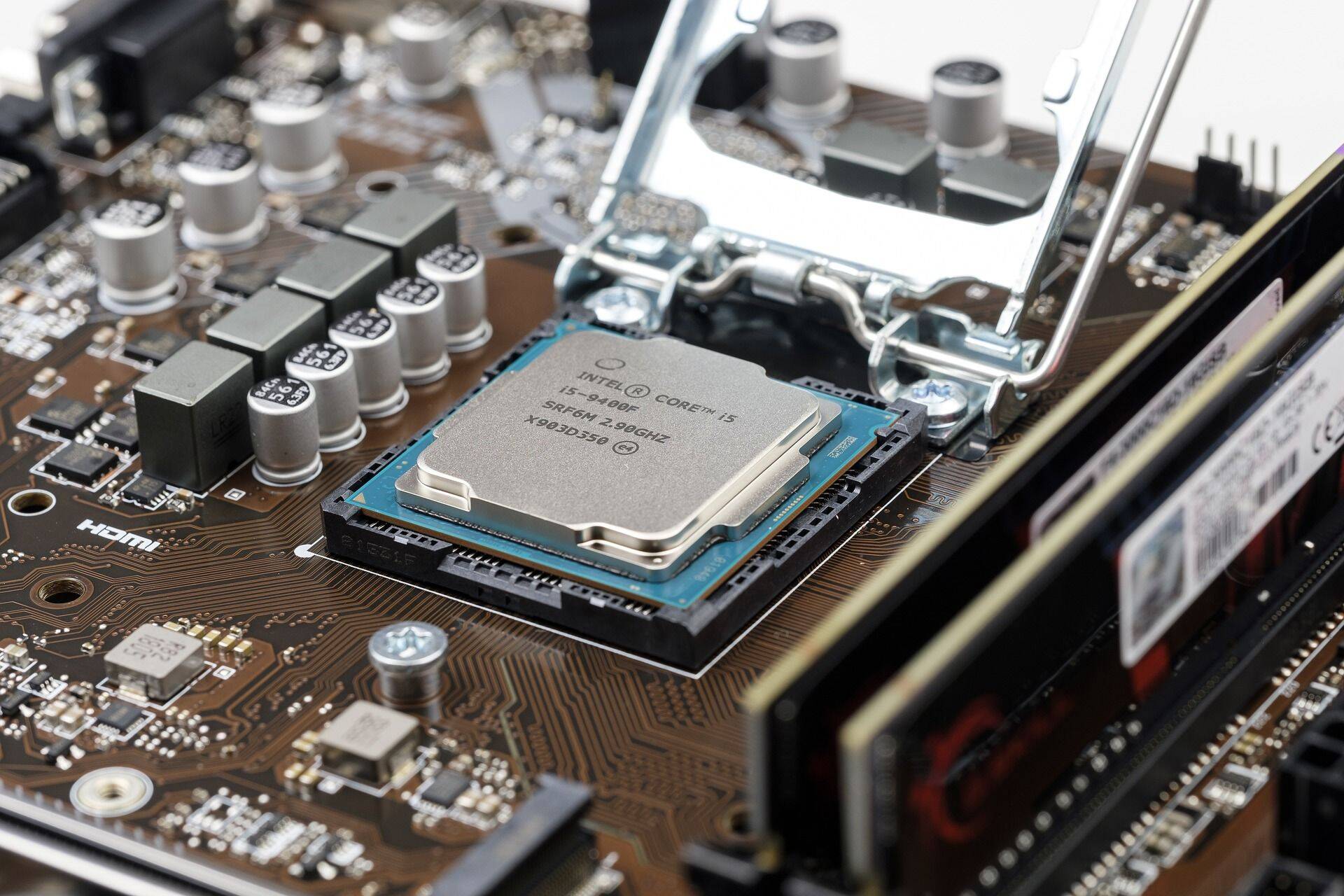 Свет в конце туннеля Intel прогнозирует увидеть во второй половине года.