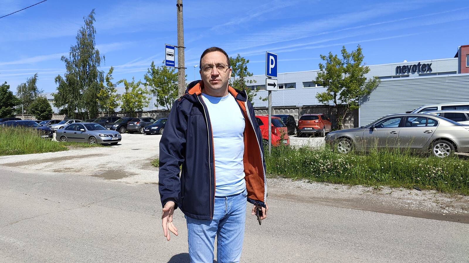 Директор фабрики Nevotex Юрий Сайя рассказывает: у проходной есть остановка по требованию, где работницы выходят из автобуса, а чтобы на него сесть, нужно идти на конечную остановку «Отделочная фабрика», где автобус сможет развернуться и вернуться в город.