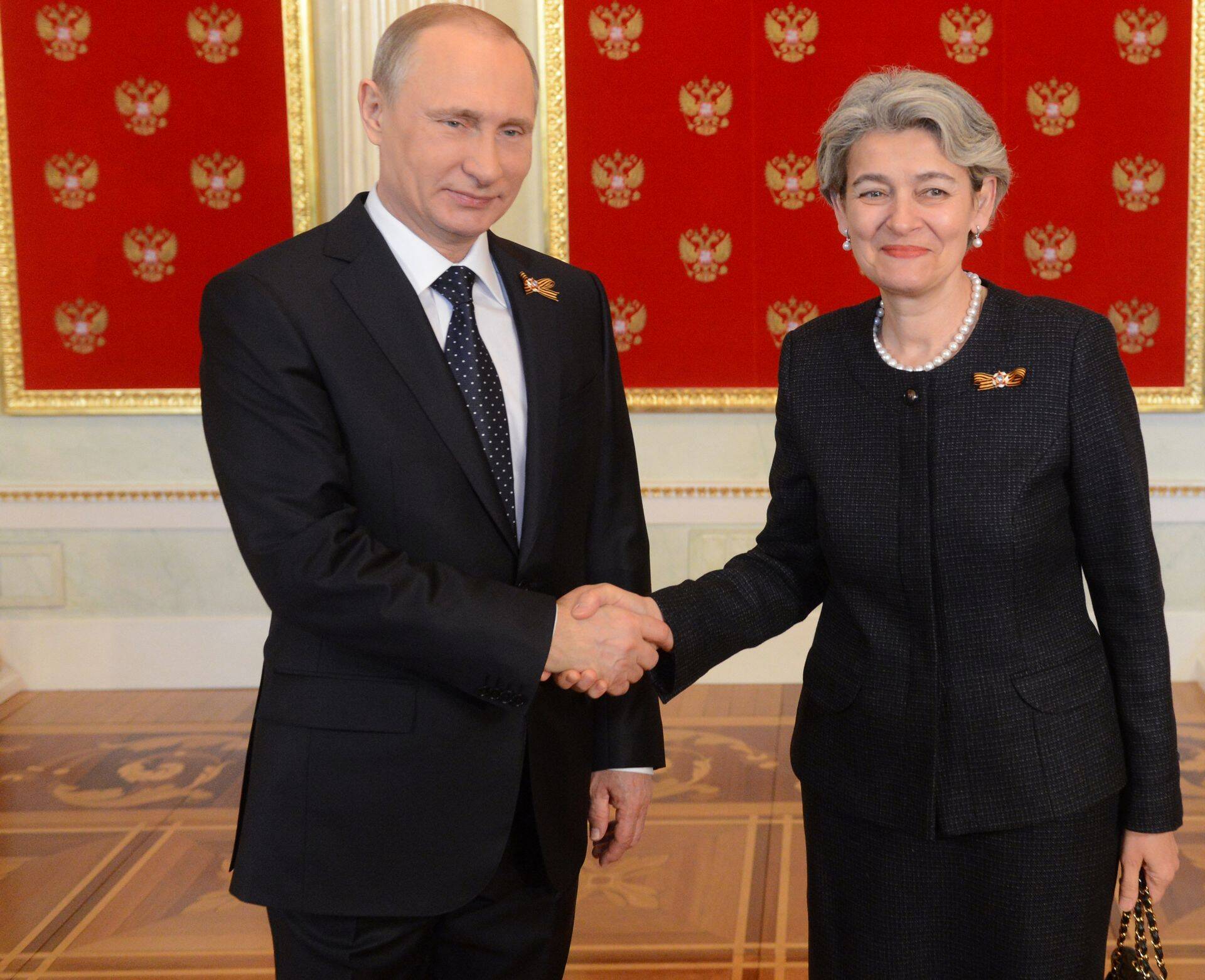 ÜRO peasekretäriks kandideeriv Irina Bokova mullu mais koos Venemaa presidendi Vladimir Putiniga.