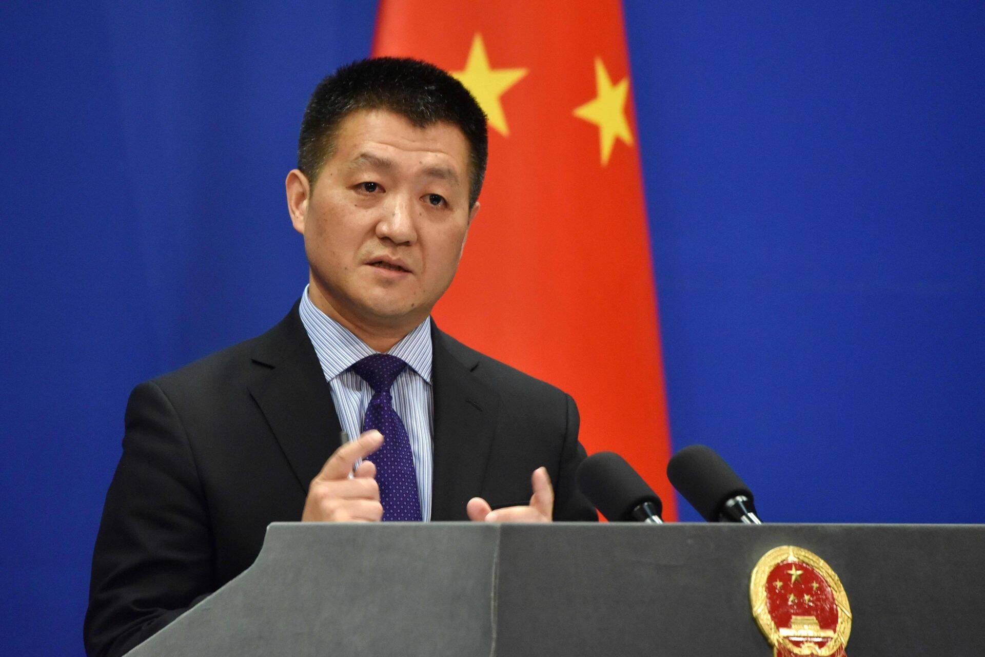 Hiina välisministeeriumi pressiesindaja Lu Kang pressikonverentsil Pekingis 28. märtsil 2018. aastal.