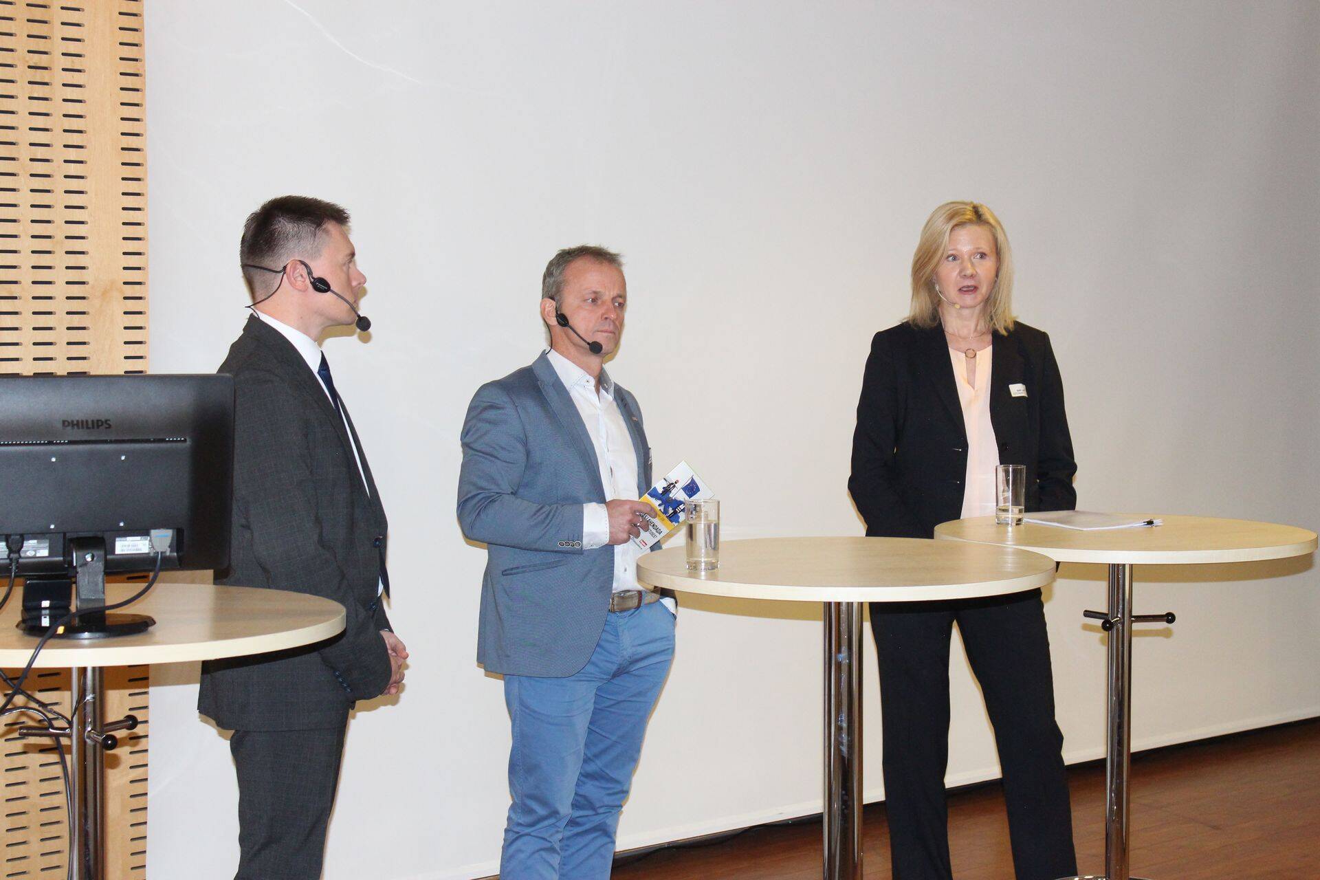 Arutlusringis vestlevad rahandusministeeiumi maksu- ja tollipoliitika asekantsler Dmitri Jegorov, Tööandjate Keskliidu maksutöörühma juht Jaan Puusaag ja Estonian Celli finantsdirektor ja juhatuse liige Siiri Lahe.