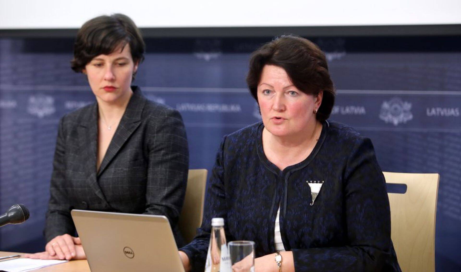 Läti maksuameti peadirektor Inara Petersone esitas rahandusminister Dana Reizniece-Ozolale (vasakul) lahkumisavalduse.