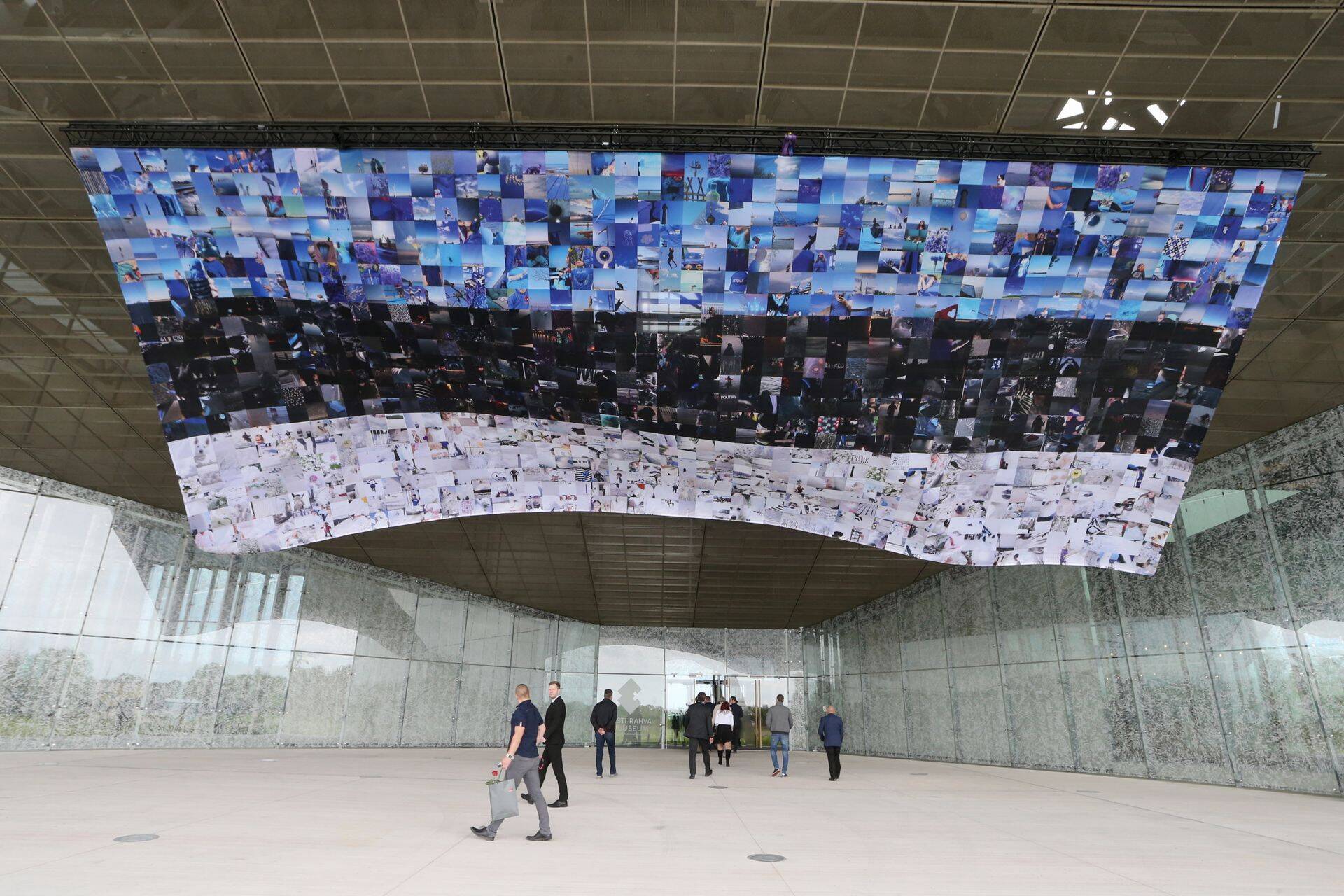 Eesti lipp ERMi uksel.