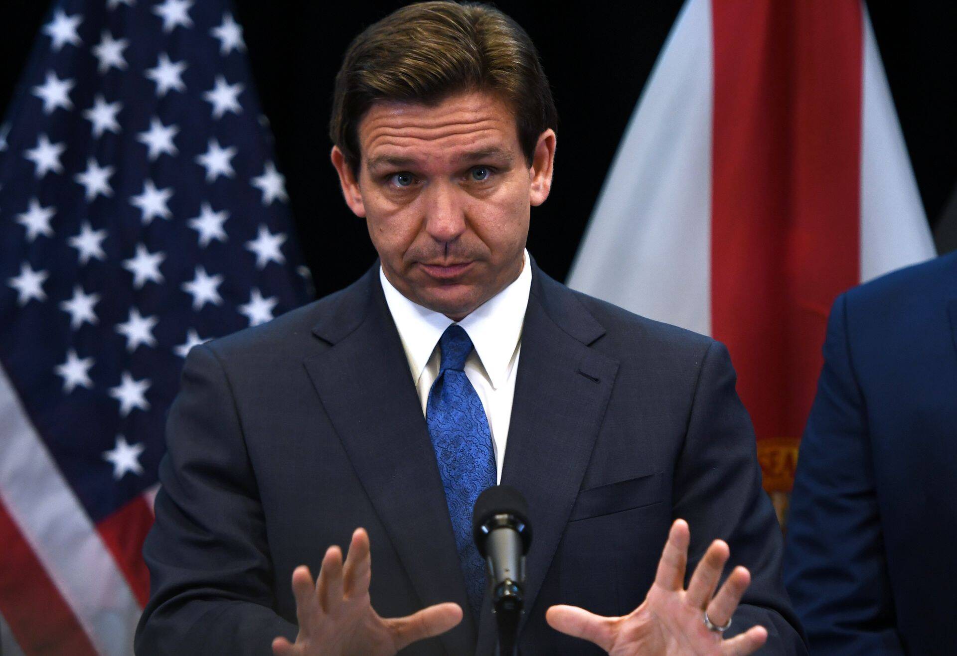 Florida kuberner Ron DeSantis kirjutas alla seaduseelnõule, mis tühistada leping, mille eesmärk oli võimaldada Disneyl säilitada kontroll oma teemapargi ja ümbritseva kinnisvara üle.