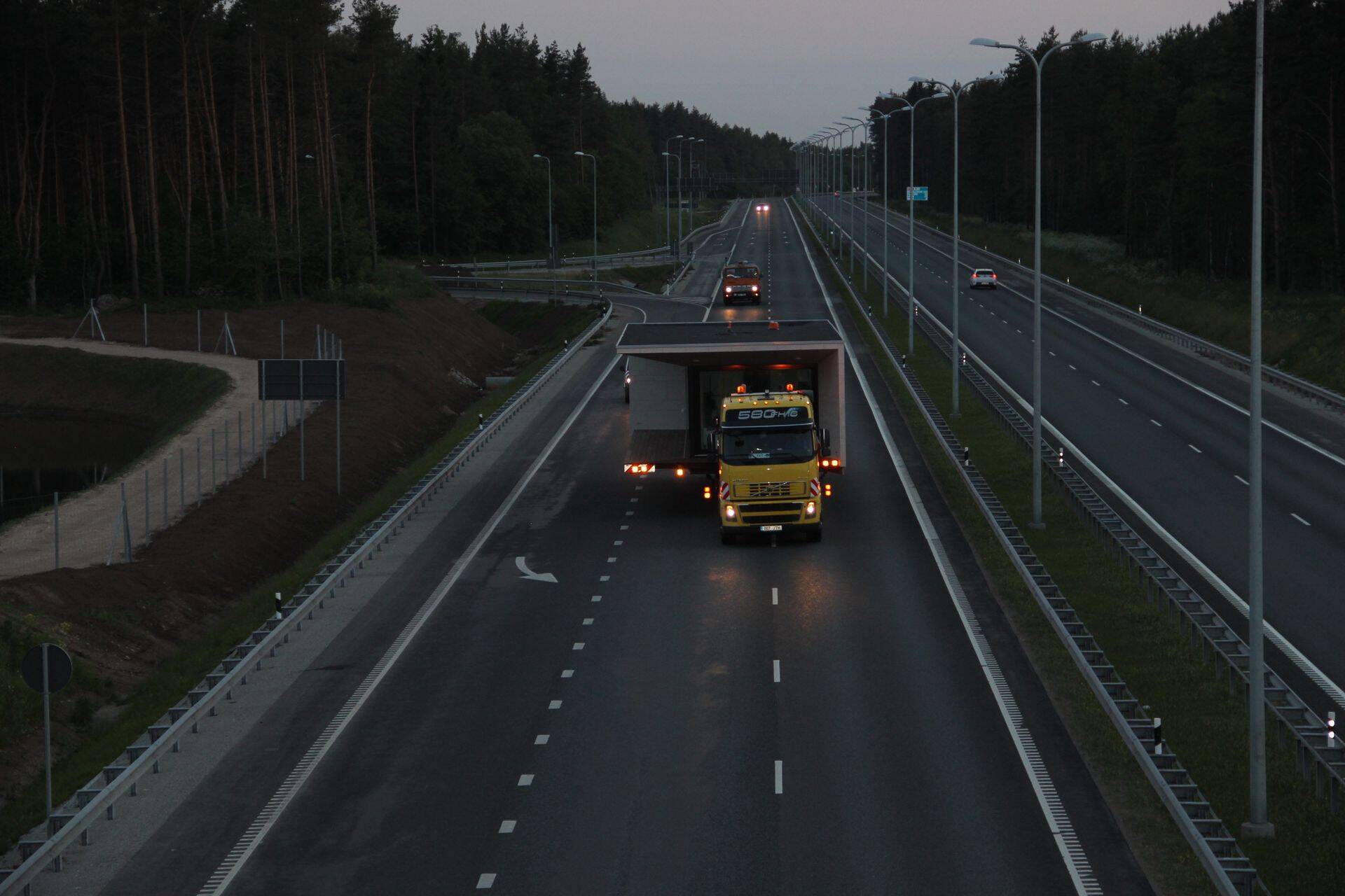 Kompaktse väikemaja transport.