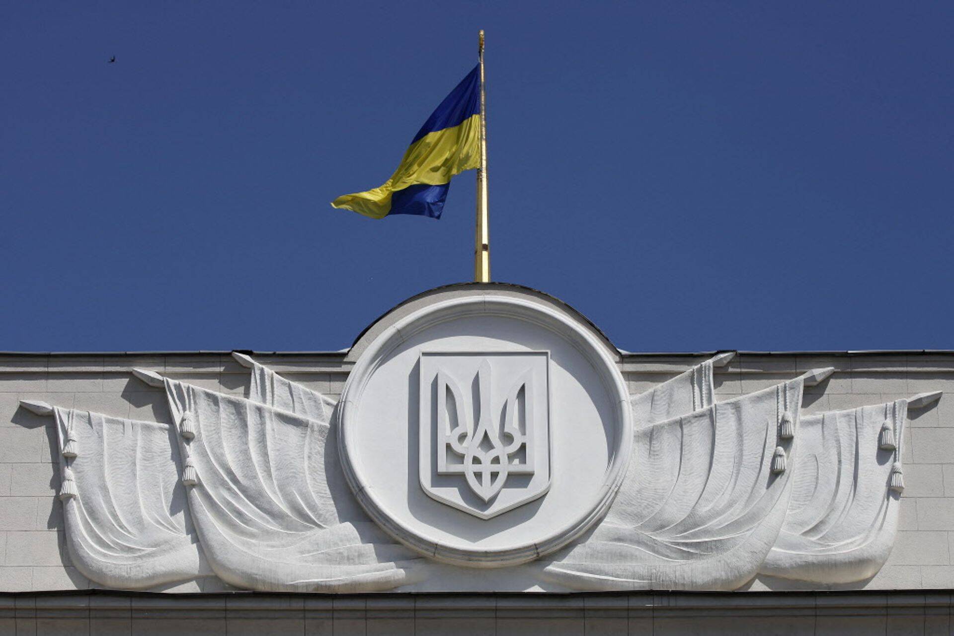 Ukraina lipp parlamendi hoone peal.