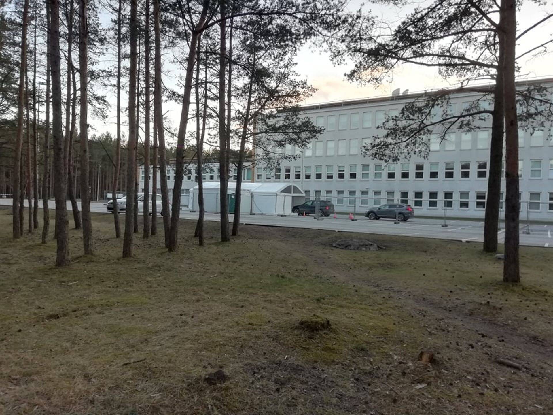 Koroonaproovi võtmise koht TalTechi juures Tallinnas Mustamäel esmaspäeval, 23. märtsil.