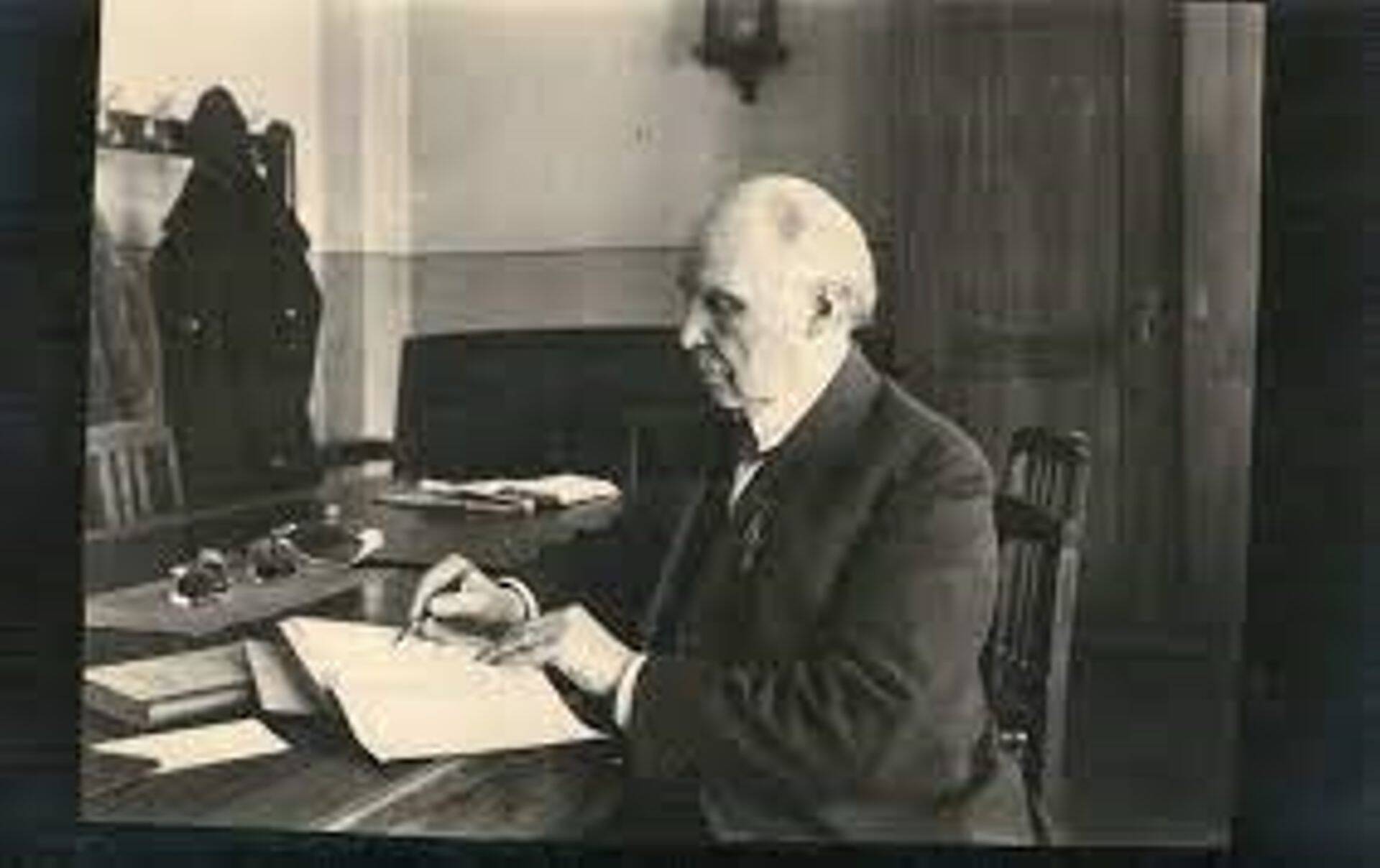 Aleksander Mohrfeldt-Mäevälja 1925. aastal Gustav Adolfi gümnaasiumi õpetajate toas koolitöid parandamas.