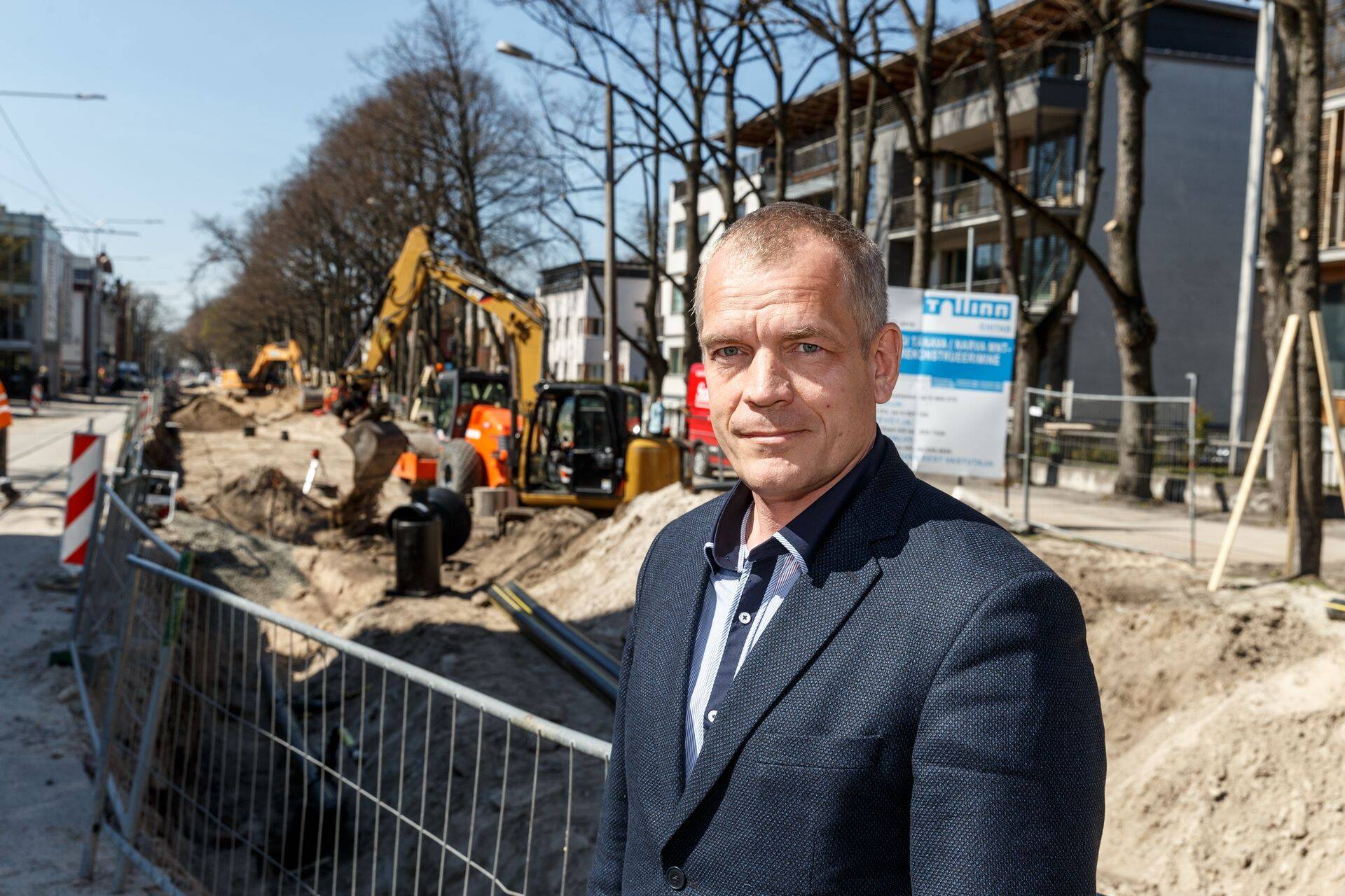 TREV-2 juht Sven Pertens astus täna Kuressaares kohtu ette.