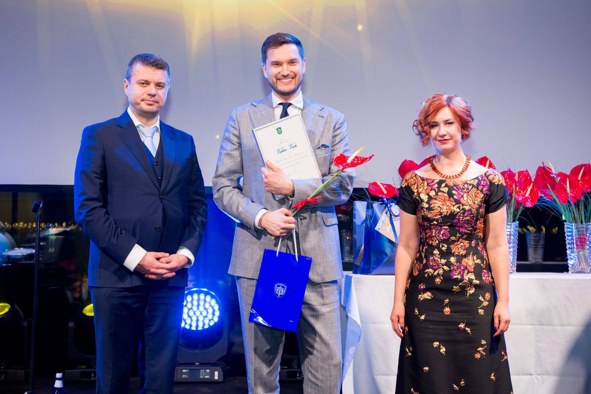 Justiitsminister Urmas Reinsalu (vasakul), aasta prokurör Vahur Verte ja peaprokurör Lavly Perling