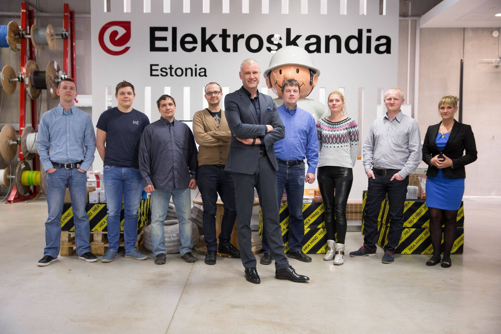 Elektroskandia juhatuse esimees Timo Raimla (keskel) koos osaga ettevõtte müügimeeskonnast