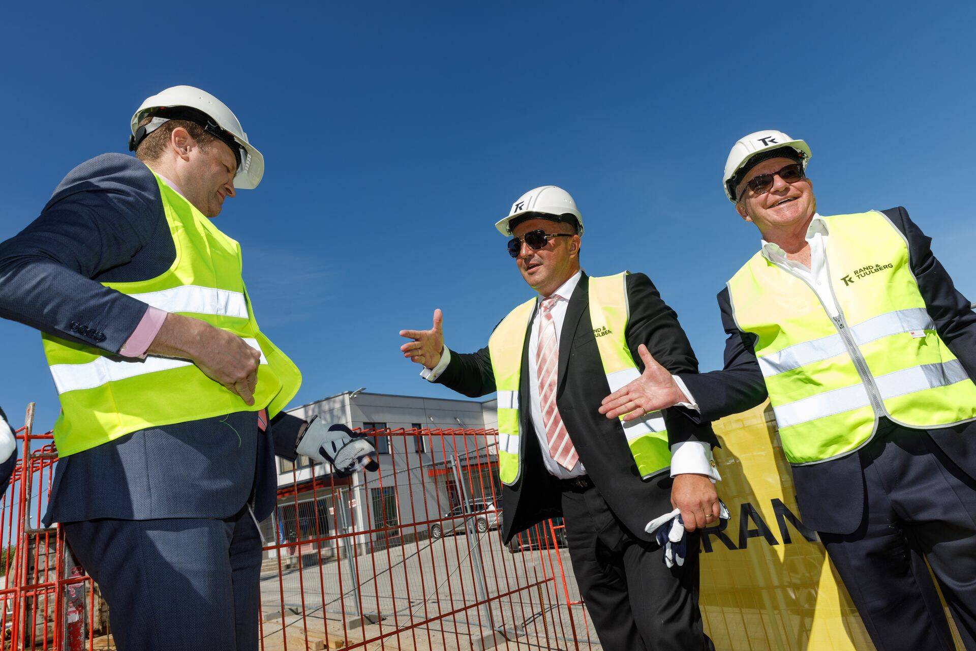Eraravikeskuse Pharma Plaza nurgakivi panemisel osales ka Haigekassa juhatuse esimees Rain Laane (vasakul). Paremal: Tarmo Laanetu ja Fredrik Gyllenhammar.