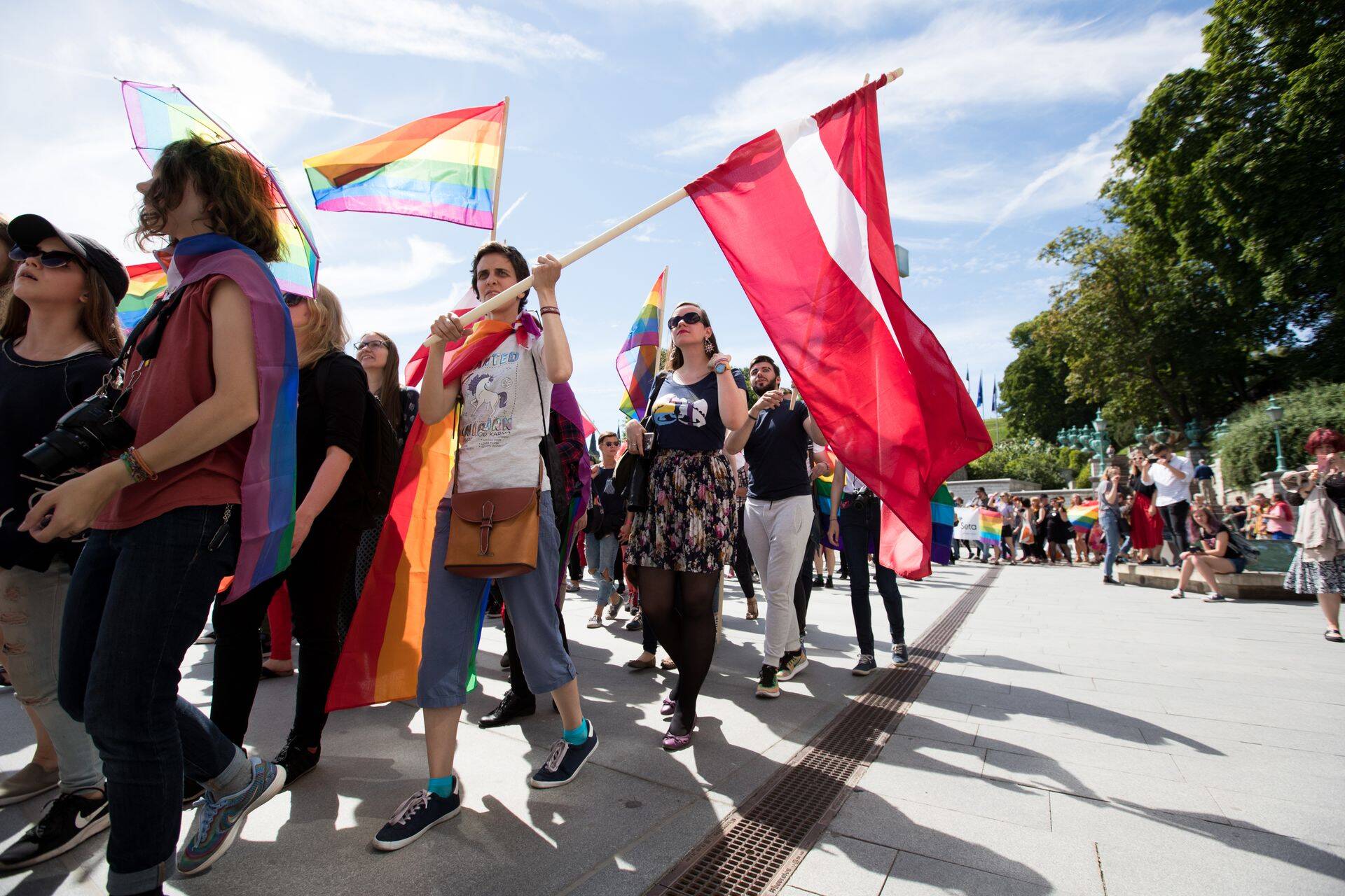 TALLINN, EESTI, 08JUL17.Baltic Pride Tallinnas. Gay paraad. Läti lipp, vikerkaarelipud, Vabaduse väljak.Foto: LIIS TREIMANN/POSTIMEES