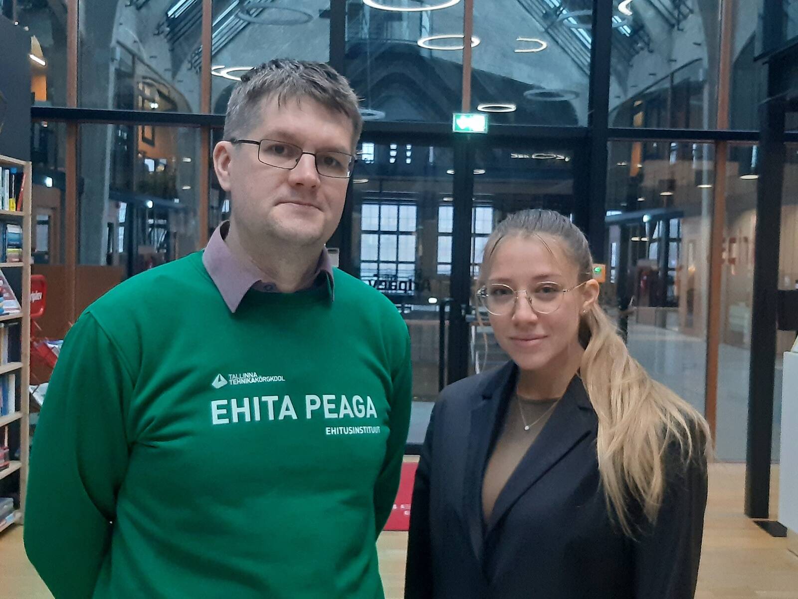 Tallinna Tehnikakõrgkooli ehitusinstituudi direktor ja energiatõhususe ekspert Anti Hamburg ning Eesti Kunstiakadeemia noorte arhitektide rühmitus 1 + X esindaja Aneth Traumann. Foto: Teeli Remmelg