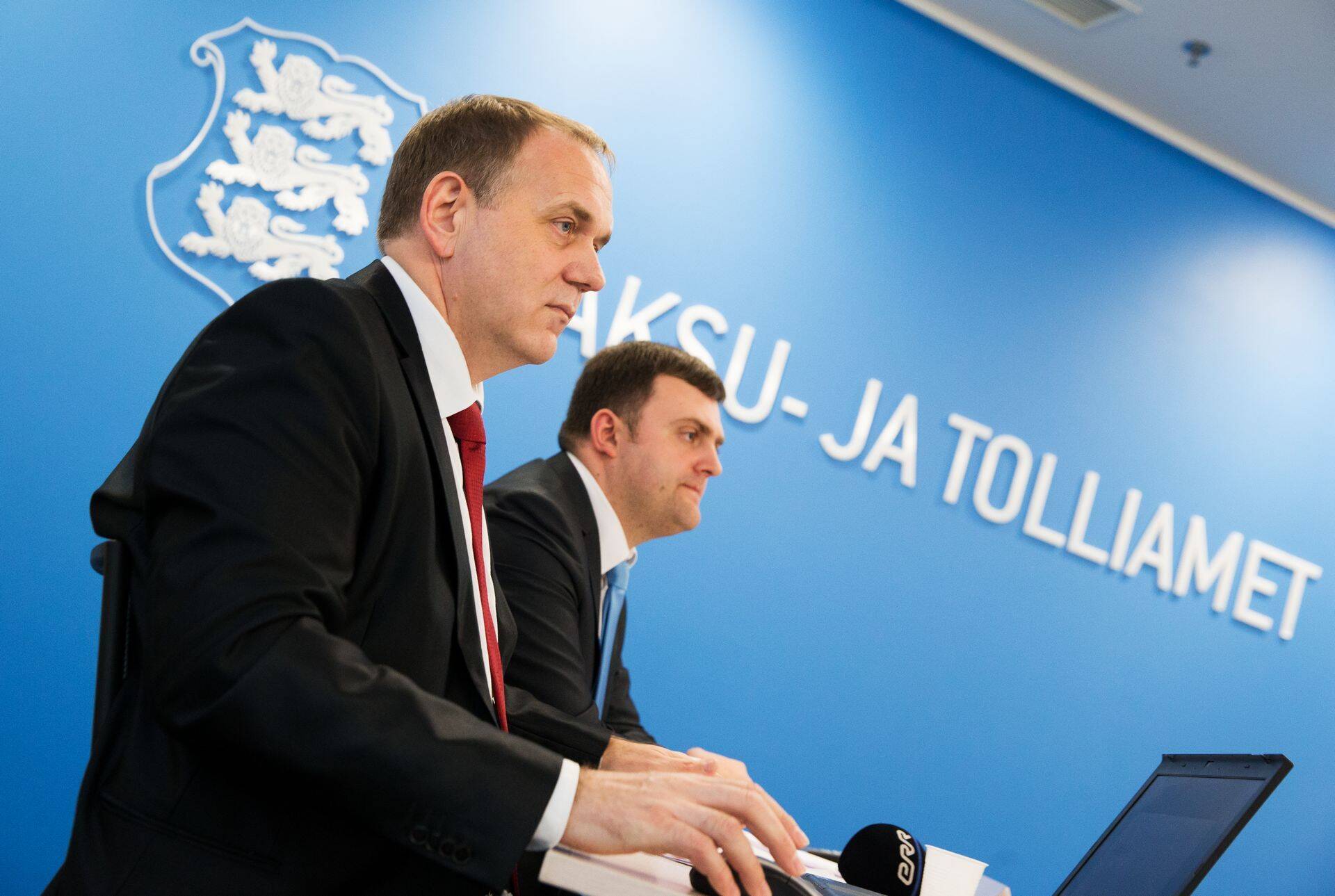 Maksu- ja tolliameti teenindusosakonna juhtivspetsialist Hannes Udde (vasakul) soovitab algajal investoril teiste vigadest õppida.