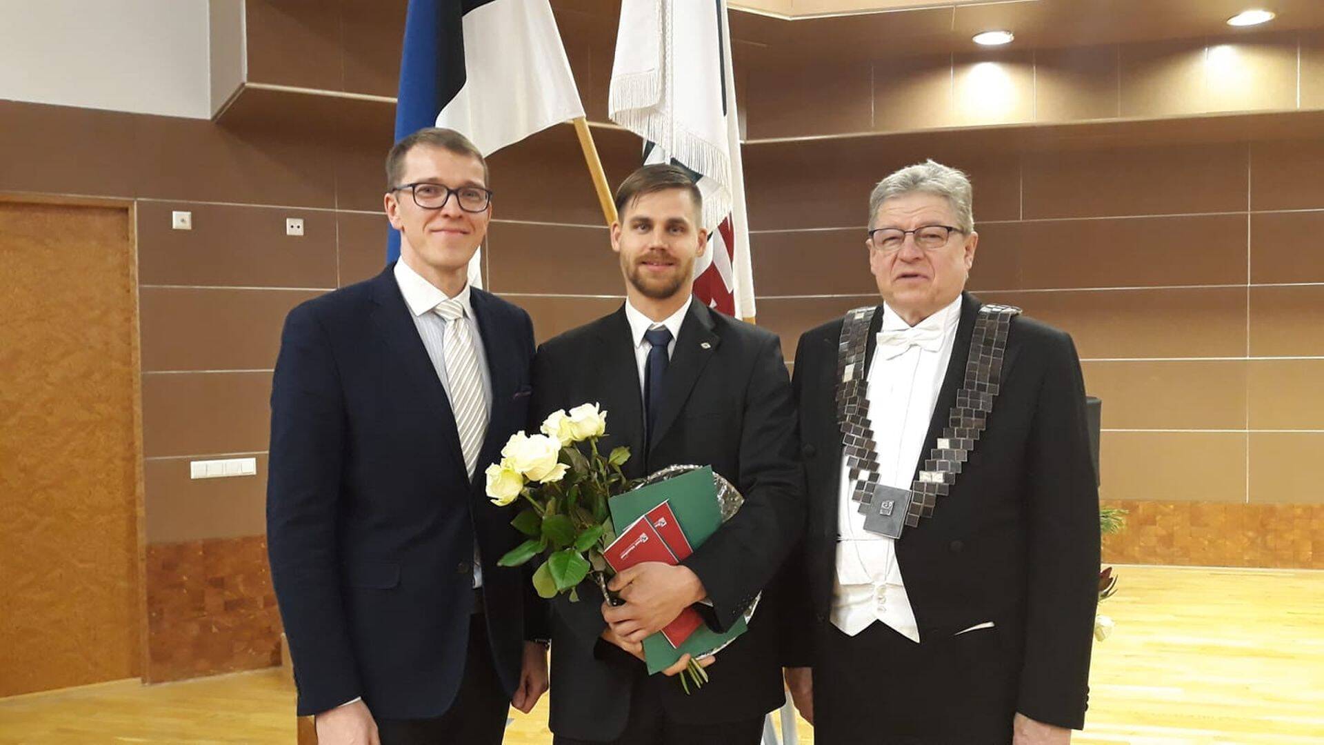 (vasakult paremale) Maaülikooli vilistlaskogu juhatuse liige Marko Kass, Aasta vilistlane, Pajumäe talu peremees Viljar Veidenberg ja Maaülikooli rektor Mait Klaassen