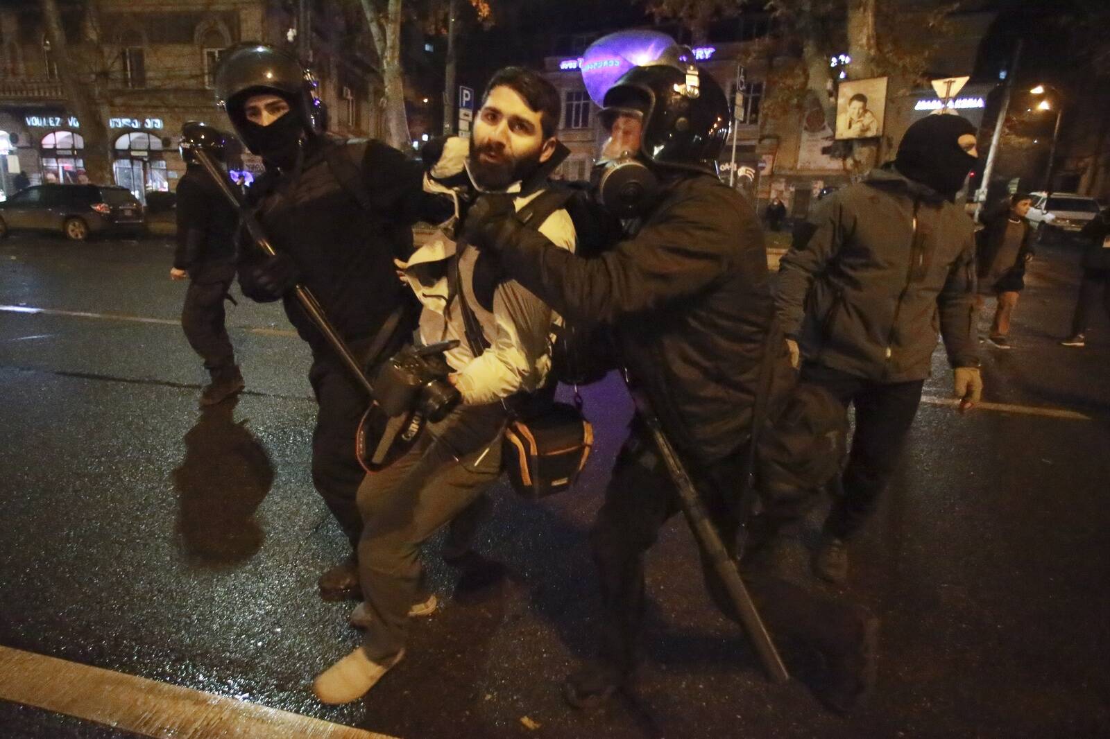 Politsei on vahistanud Gruusias ka ajakirjanikke.