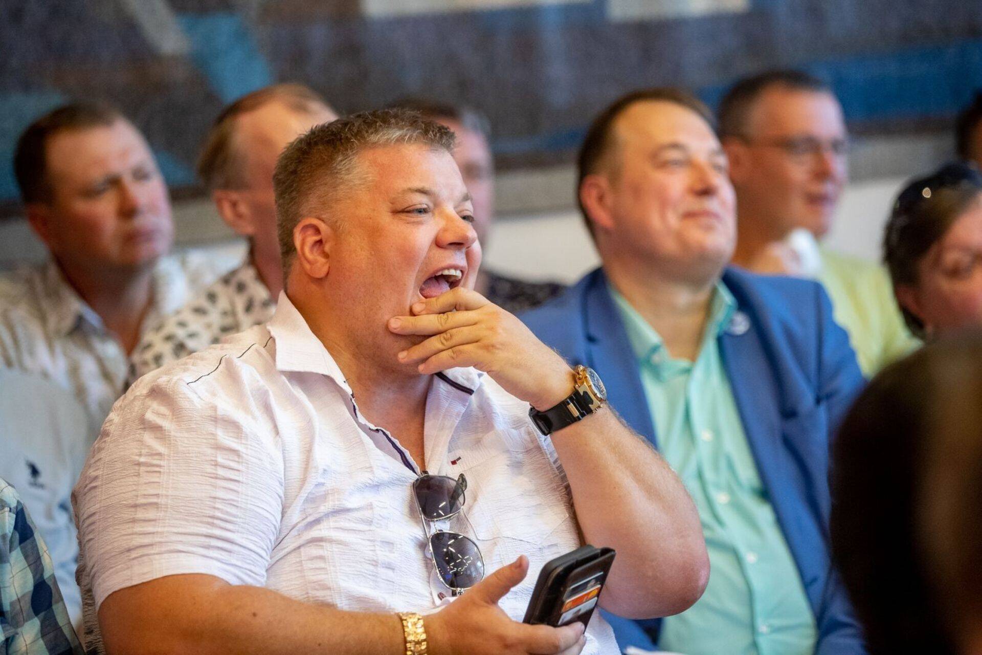 Олег Иванов и Айво Петерсон среди публики на внеочередном заседании Нарвского городского собрания, посвященному переносу советского танка-памятника. Один лидер KOOS бежал, второй сидит.