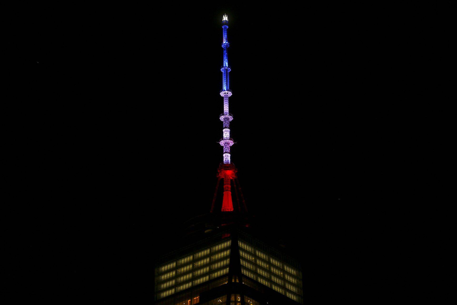 One World Trade Centeri torn New Yorgis on valgustatud hukkunute mälestuseks Prantsusmaa lipu värvides