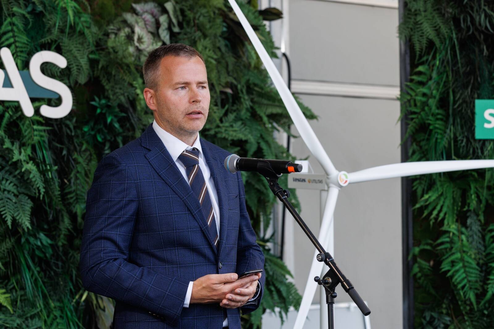 Endine minister ja nüüd erasektoris Utilitas Windi juhtiv Rene Tammist Saarde tuulepargi avamisel 2023. aastal.