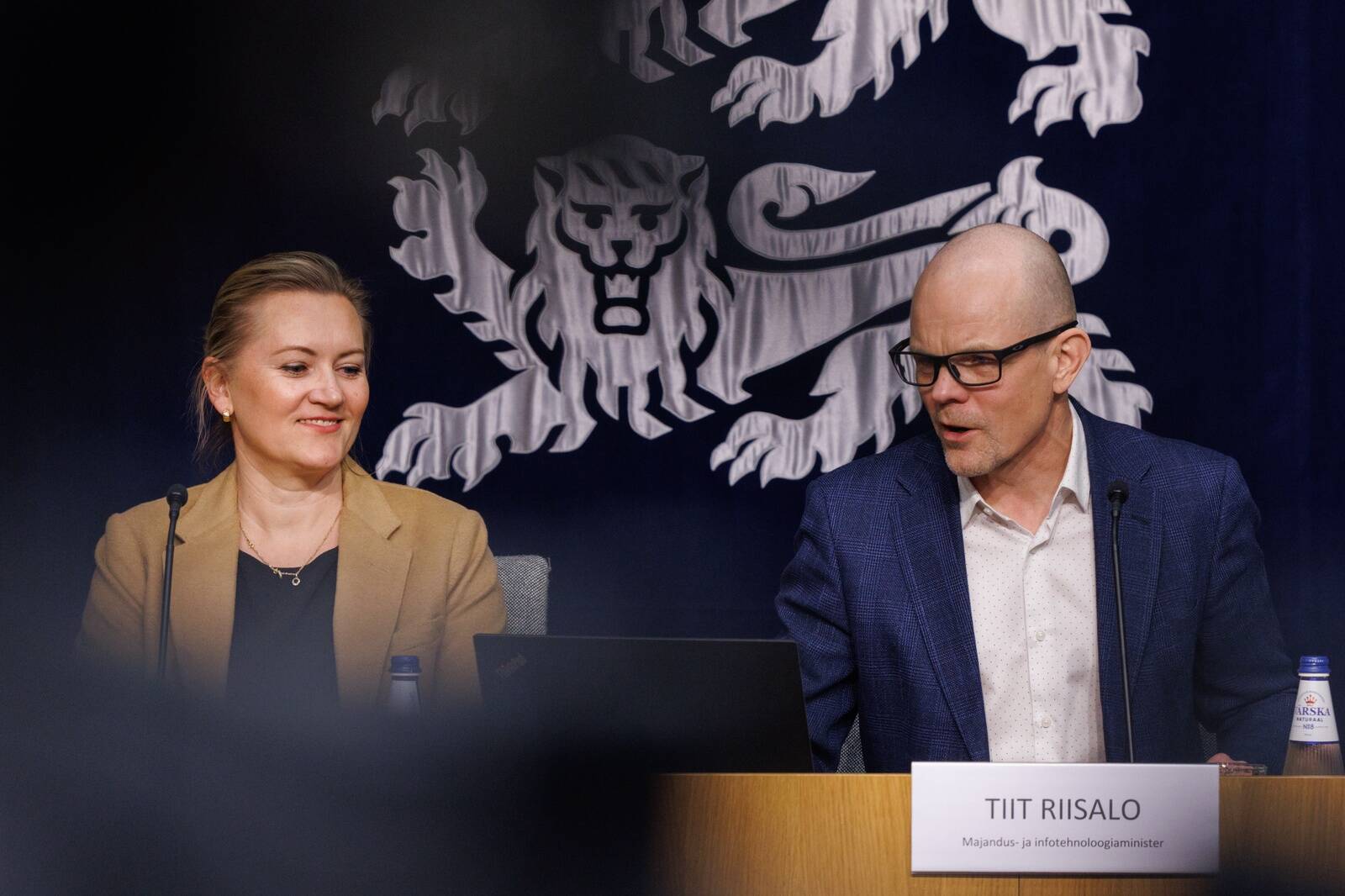 Tänavu mais tutvustasid kaitsetööstuse fondi loomist toonane majandus- ja infotehnoloogiaminister Tiit Riisalo ning riikliku investeerimisfondide valitseja AS SmartCap juht Sille Pettai.