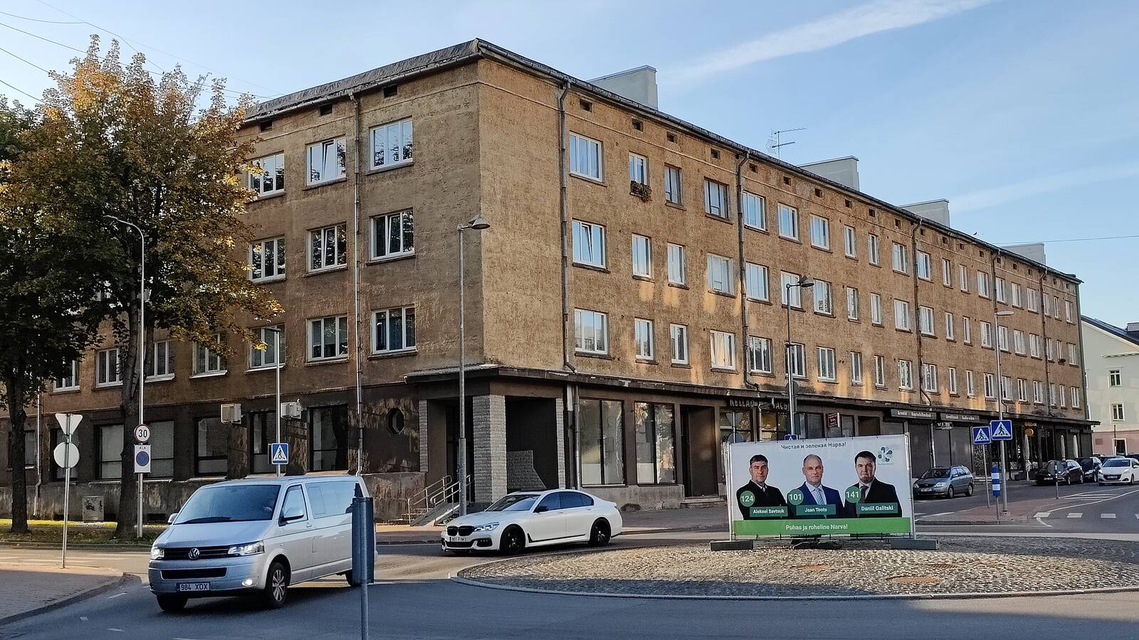 В угловом подъезде с 1960 по 2022 годы работала аптека со слишком просторными помещениями, чтобы окупаться в рыночной экономике.