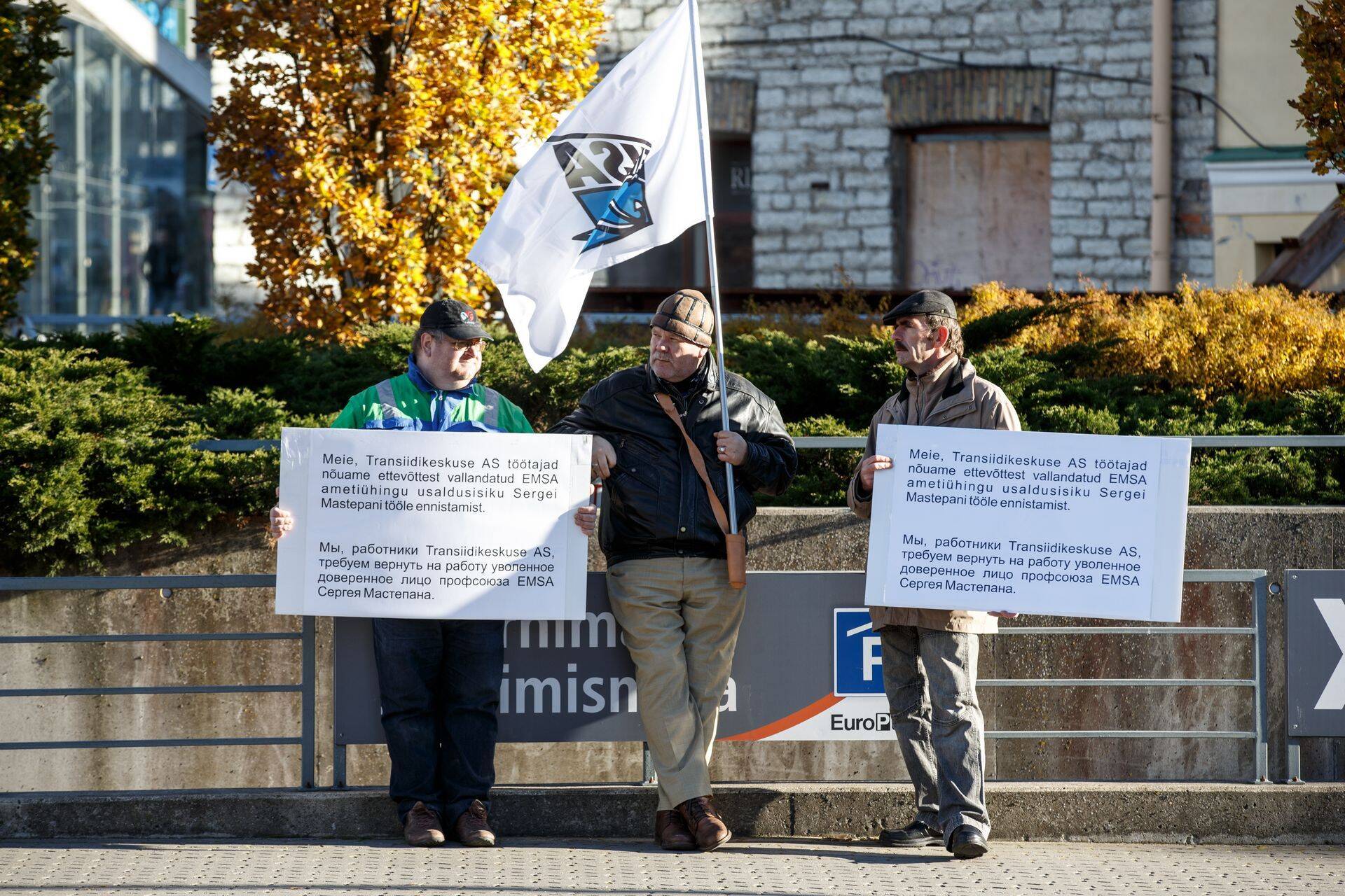 Kolm ametiühinguaktivisti piketeerisid eile Tallinna kesklinnas Transiidikeskuse kontori lähistel ja nõudsid ettevõttest vallandatud ametiühingute usaldusisiku Sergei Mastepani (vasakul) tööle tagasivõtmist.