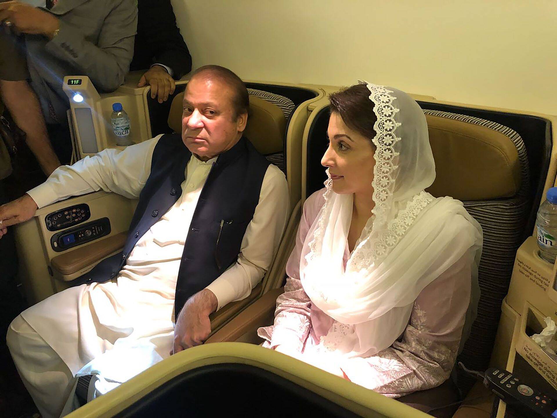 Pakistani endine peaminister Nawaz Sharif ja tema tütar Maryam lennukis eile pärast saabumis Lahore'i.