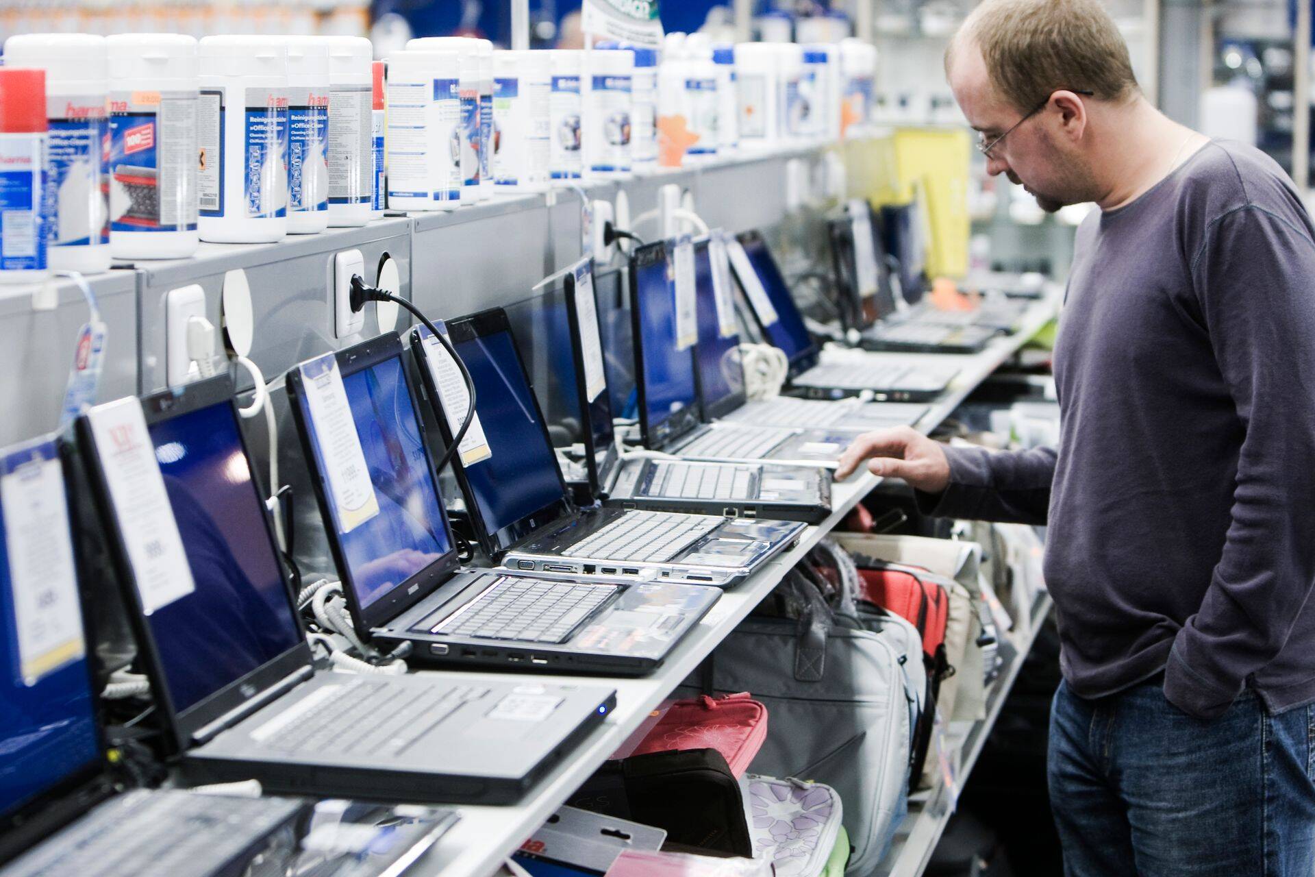 Как и в октябре, больше всего выросли продажи магазинов, торгующих компьютерами и дополнительными устройствами к ним.